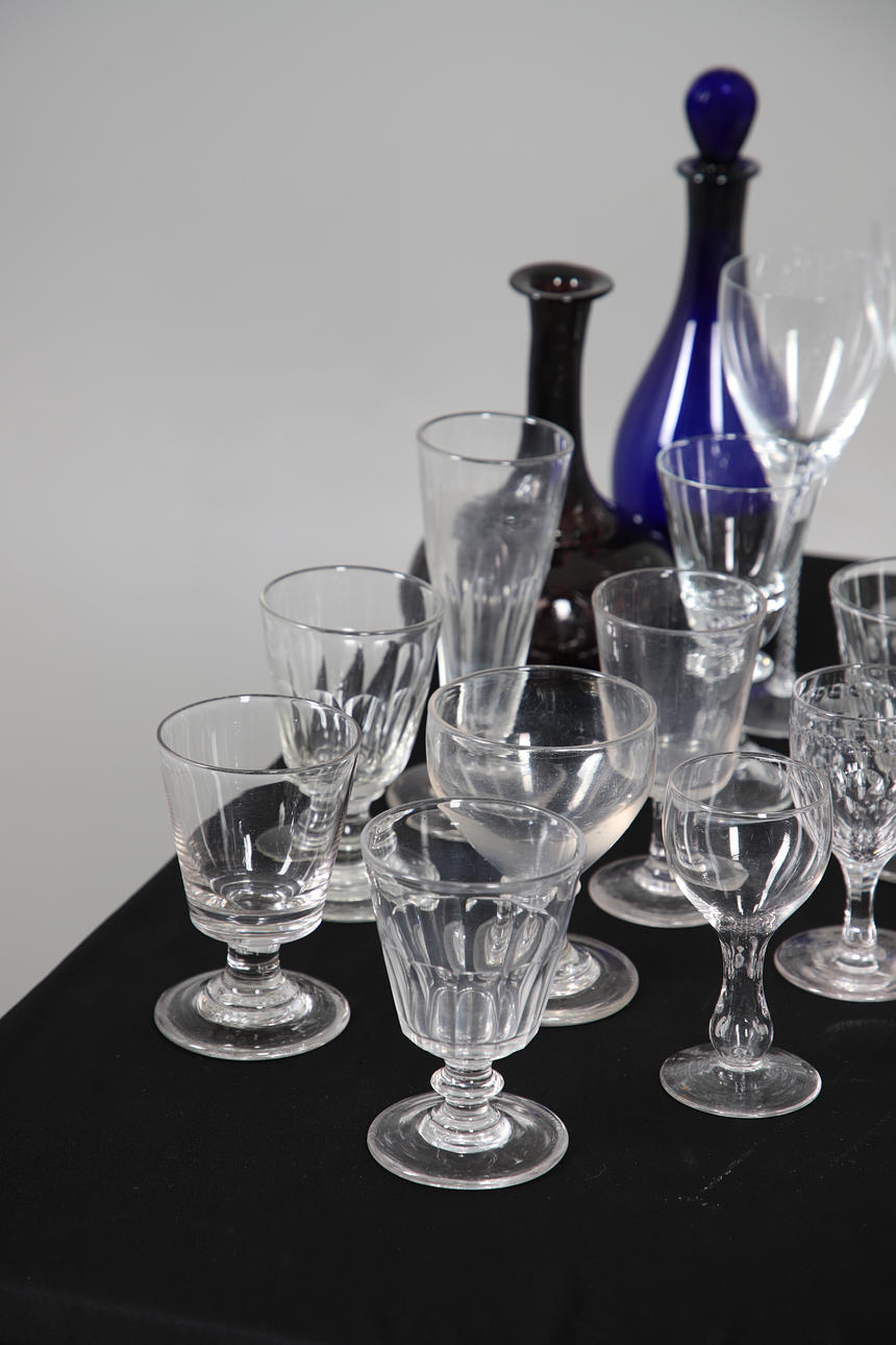 LARGE MIXED COLLECTION OF GLASSWARE. Glass - Tableware - Auctionet