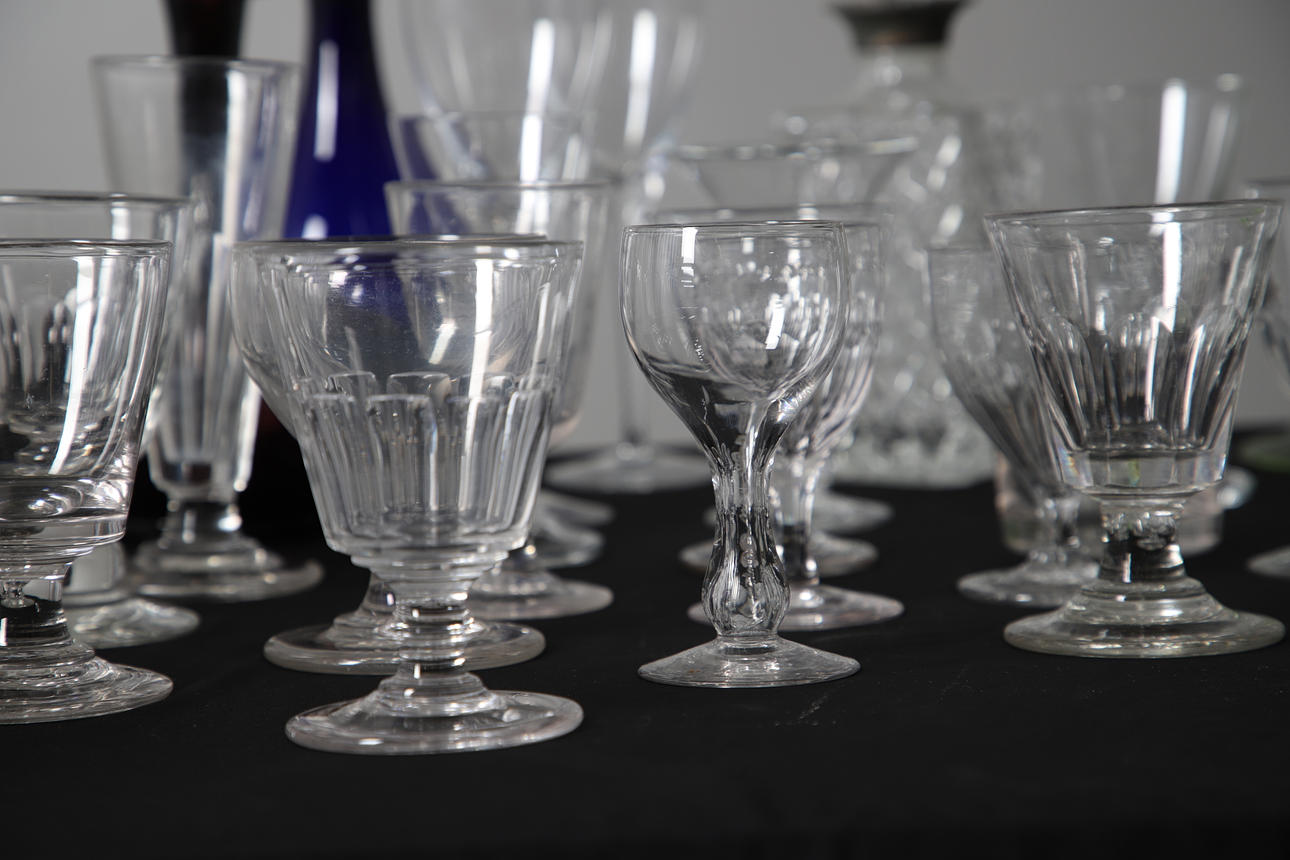 LARGE MIXED COLLECTION OF GLASSWARE. Glass - Tableware - Auctionet