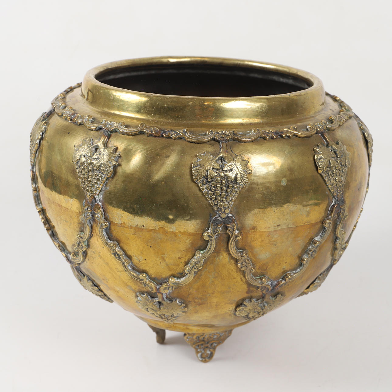 YTTERFODER/SKÅL, mässing med druvdekor, 1900-tal.