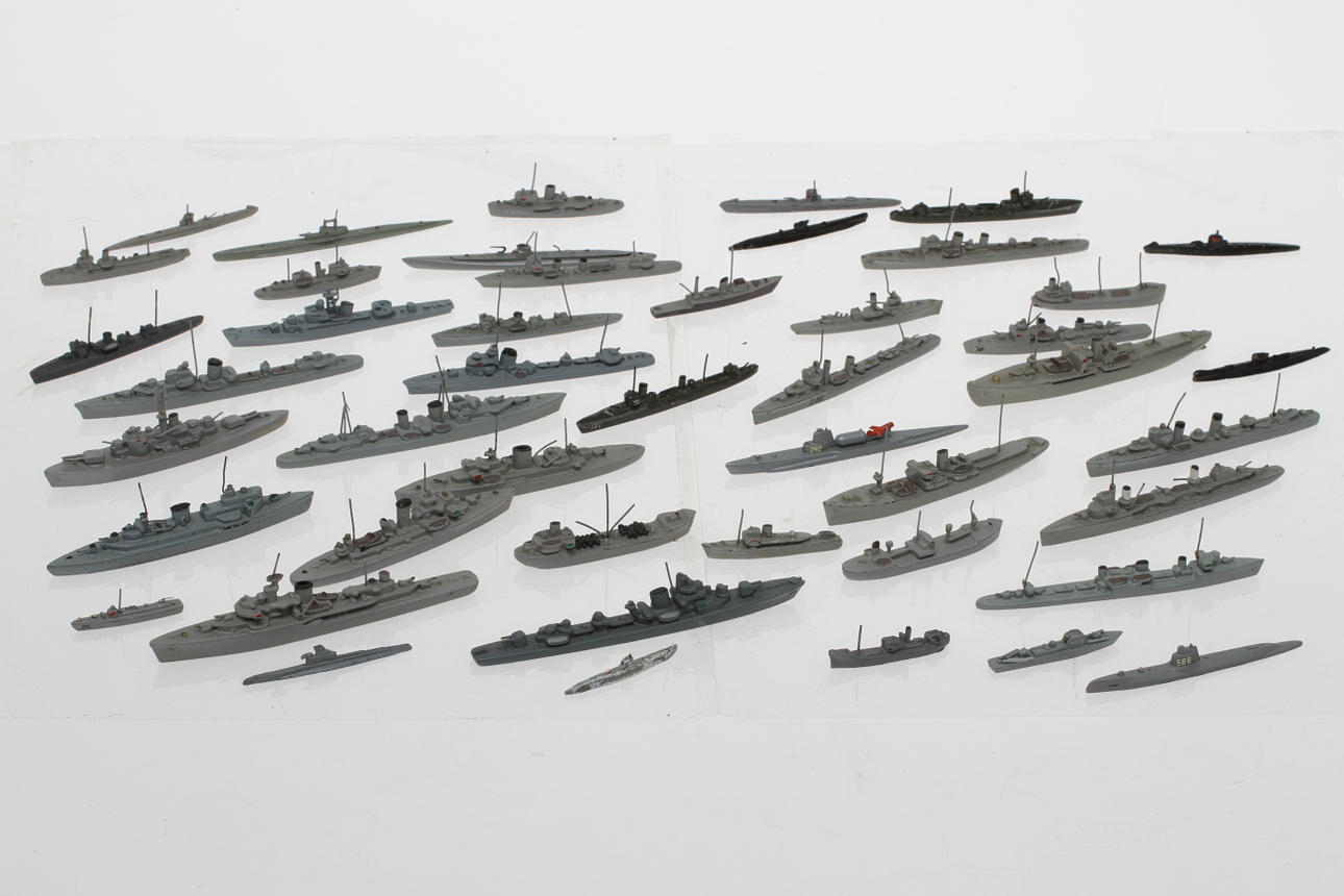 FARTYGSMODELLER WIKING cirka 45 krigsfartyg i metall , mestadels mindre.