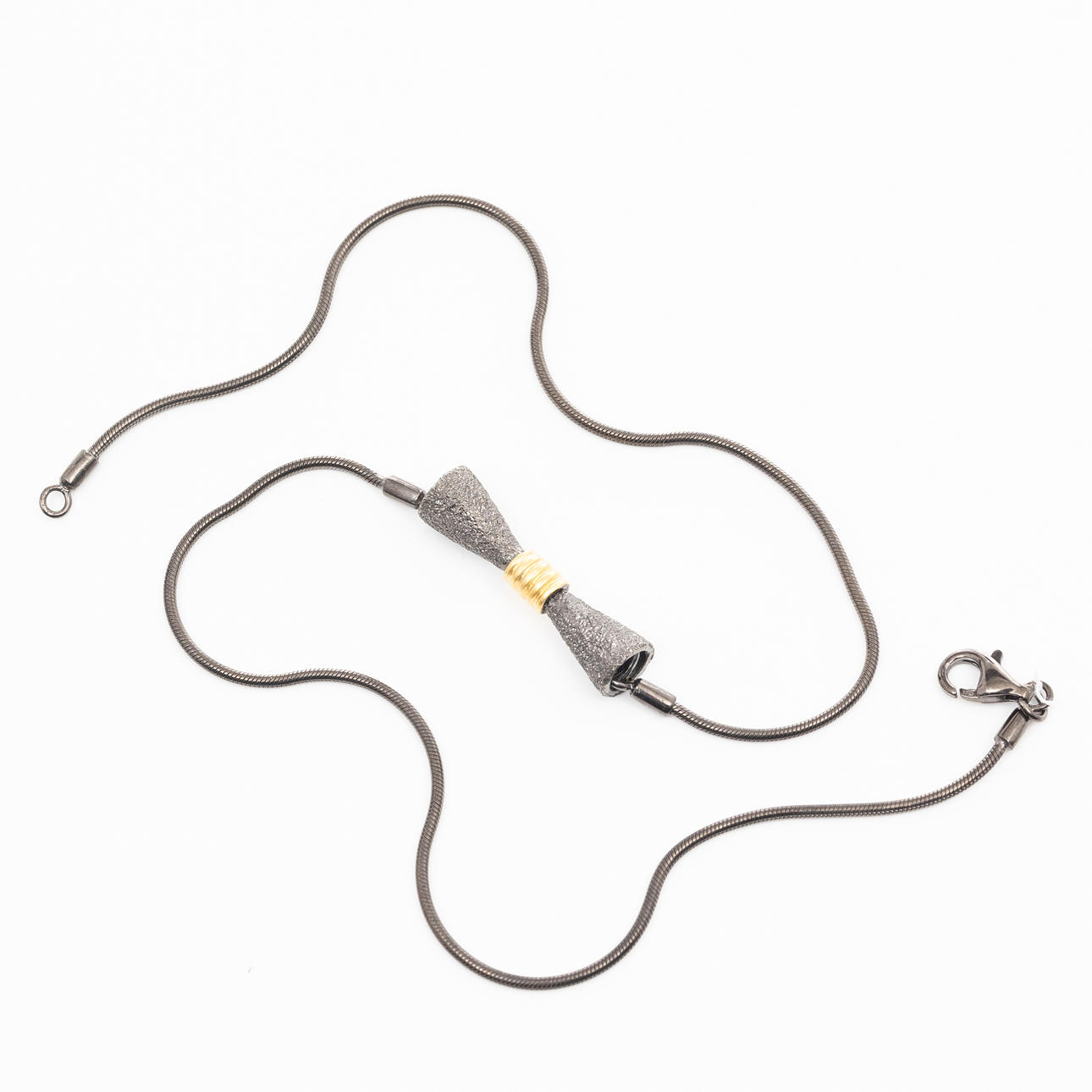 COLLIER, Oxiderat sterlingsilver, Förgylld dekor.