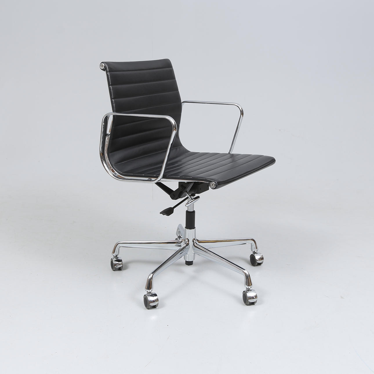 skrivbordsstol-charels-ray-eames-vitra-model-ea-117-m-bler