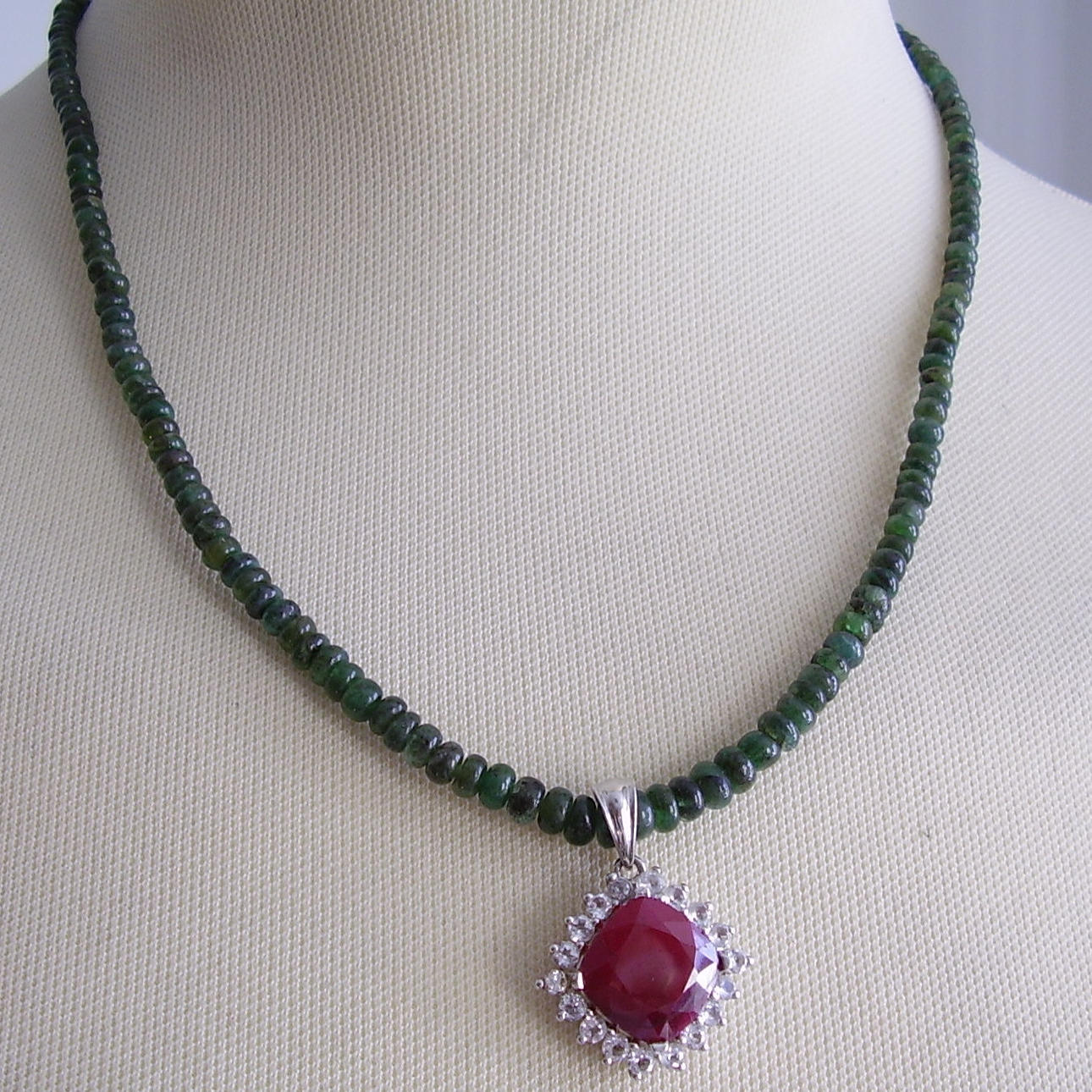 SMARAGD HALSBAND+RUBY HÄNGE.