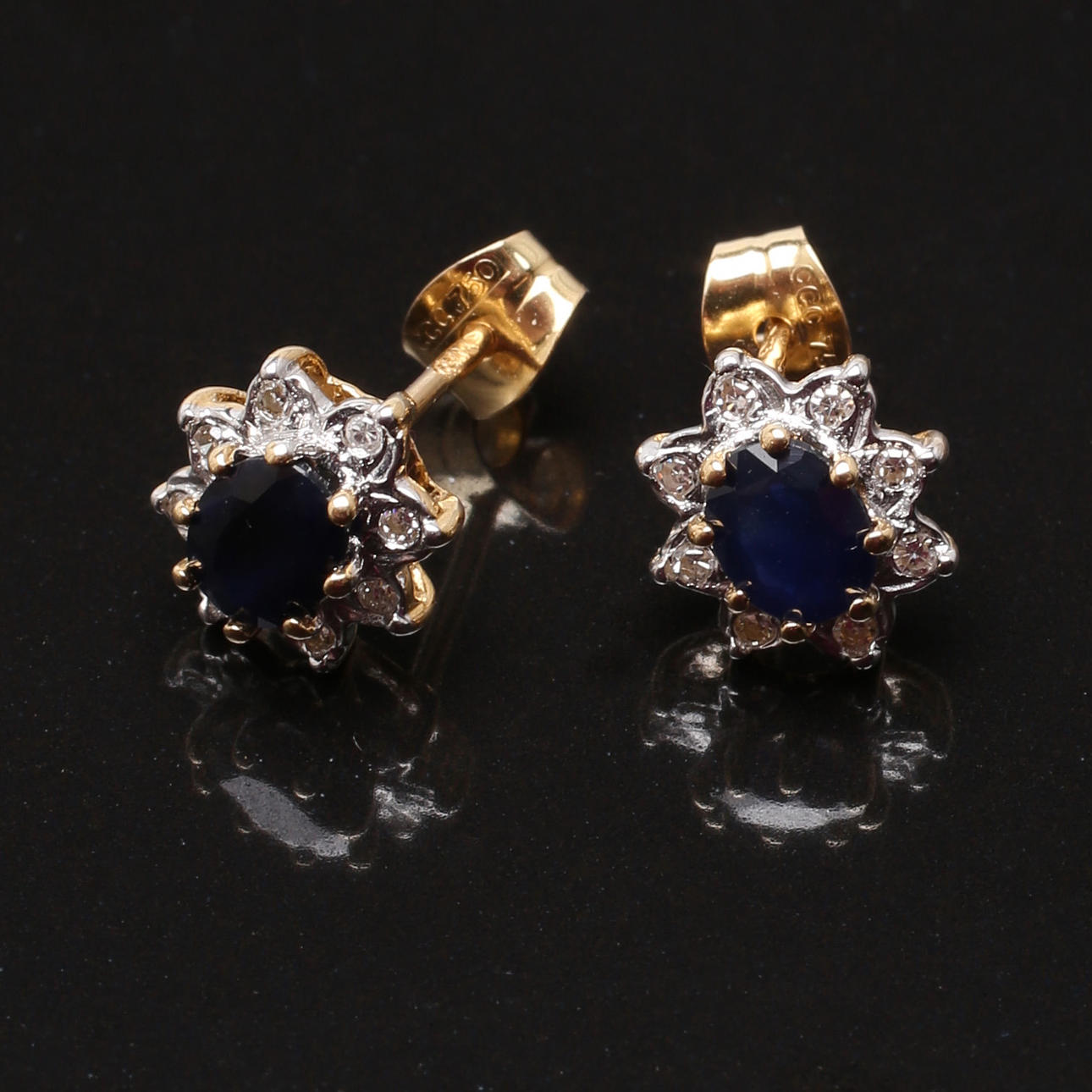 ÖRHÄNGEN i 18 K guld med safirer och diamanter. Carmosémodell.