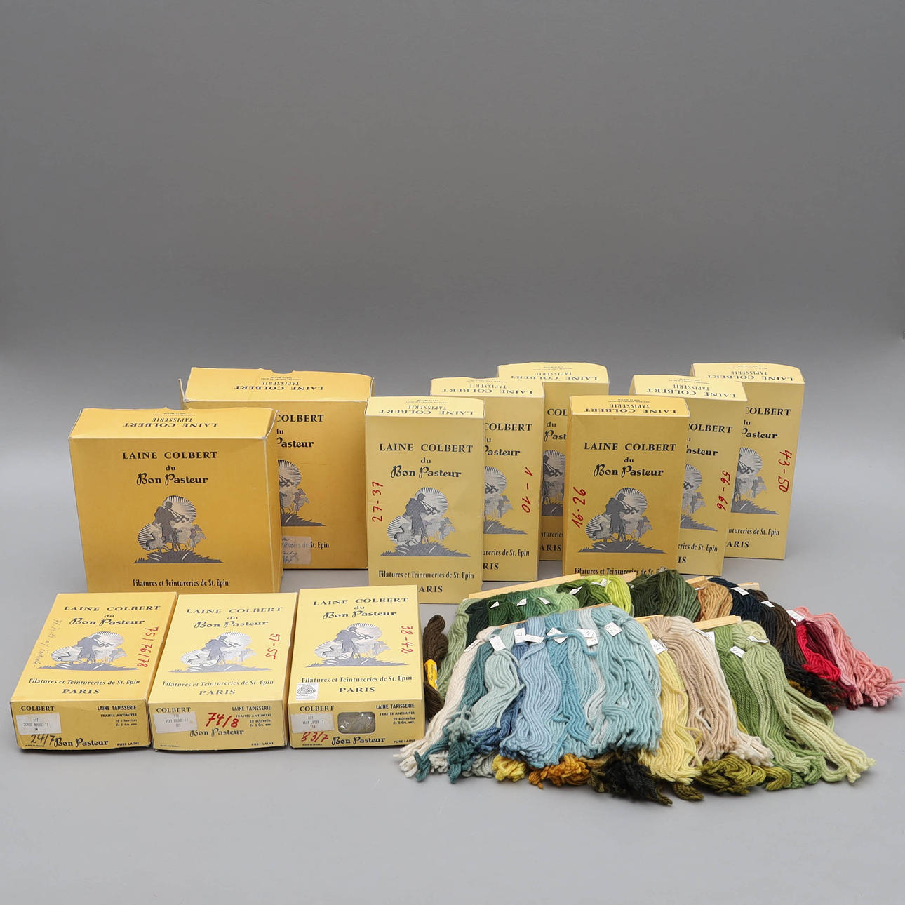 LOT YARN, 11 boxes, 100% wool, Colbert du Bon Pasteur, France. Carpets ...