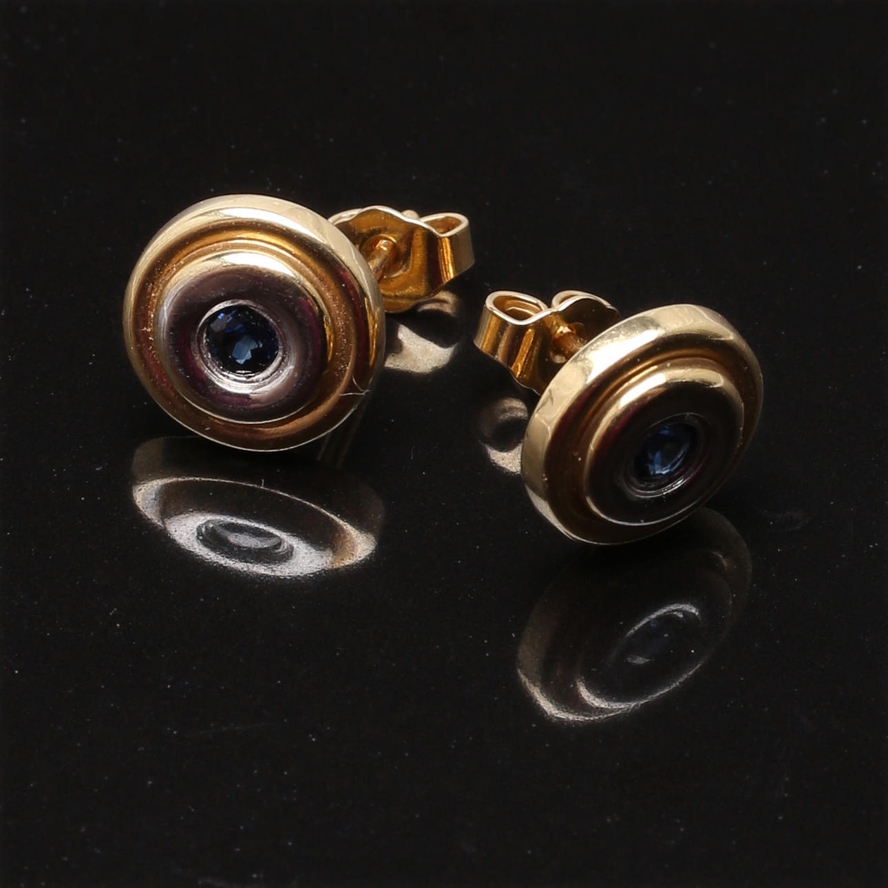 ÖRHÄNGEN i 18 K tvåfärgat guld med safirer.