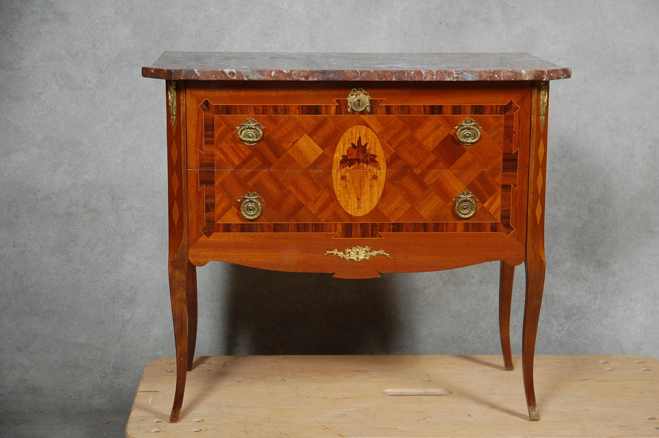 BYRÅ, Gustaviansk stil, 1900 tal.