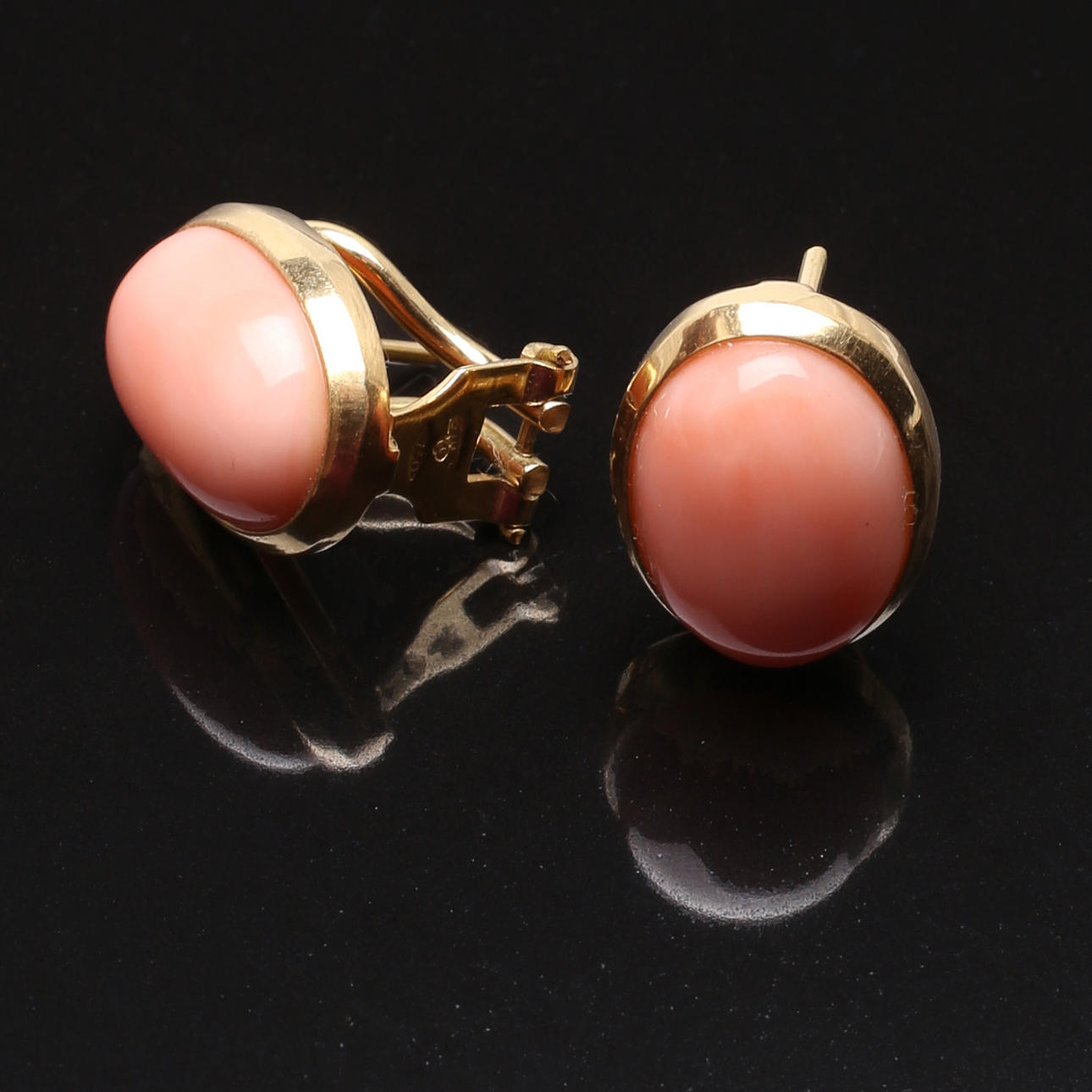 KORALLÖRHÄNGEN i 18 K rödguld.