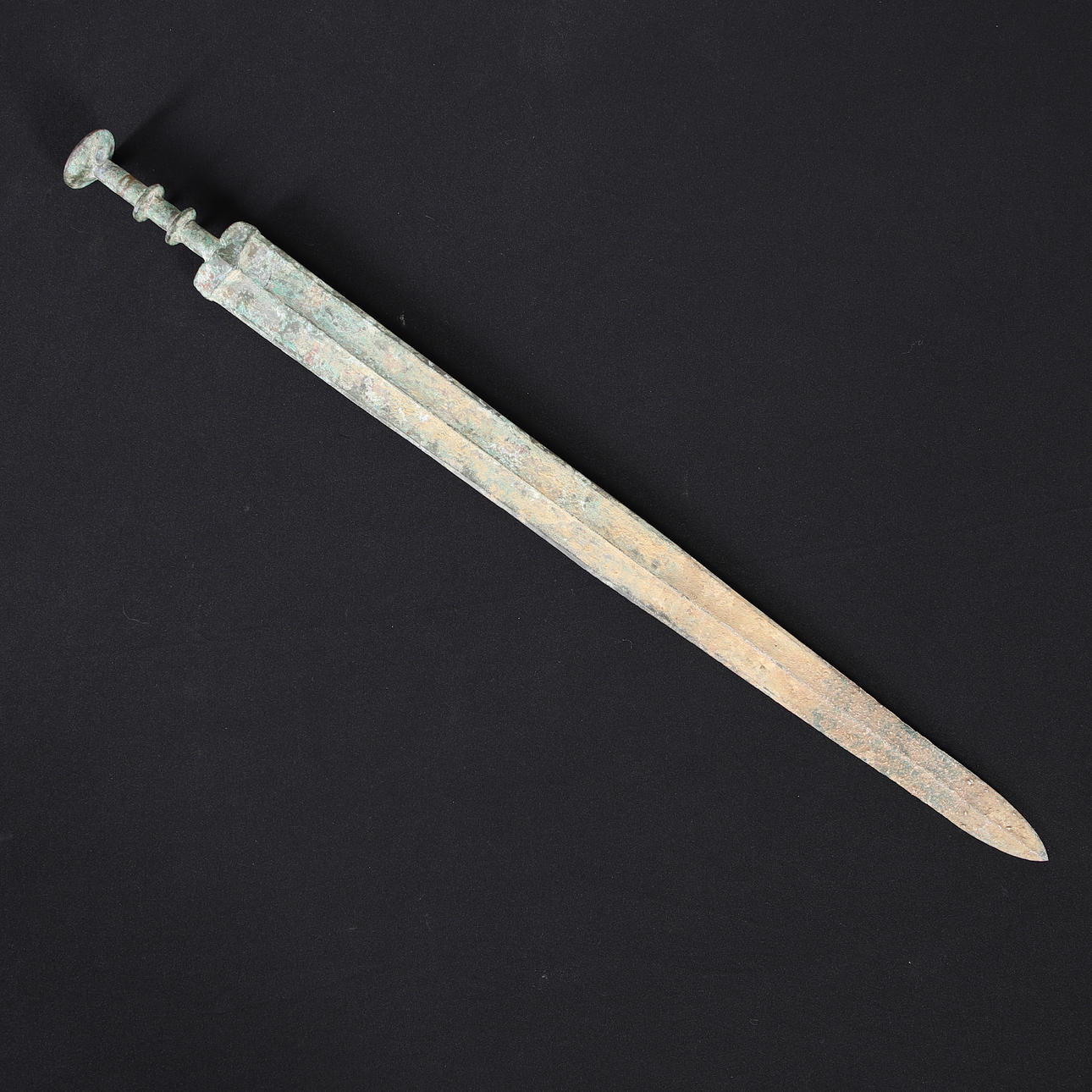 ETT KINESISKT ARKAISKT BRONSVÄRD.