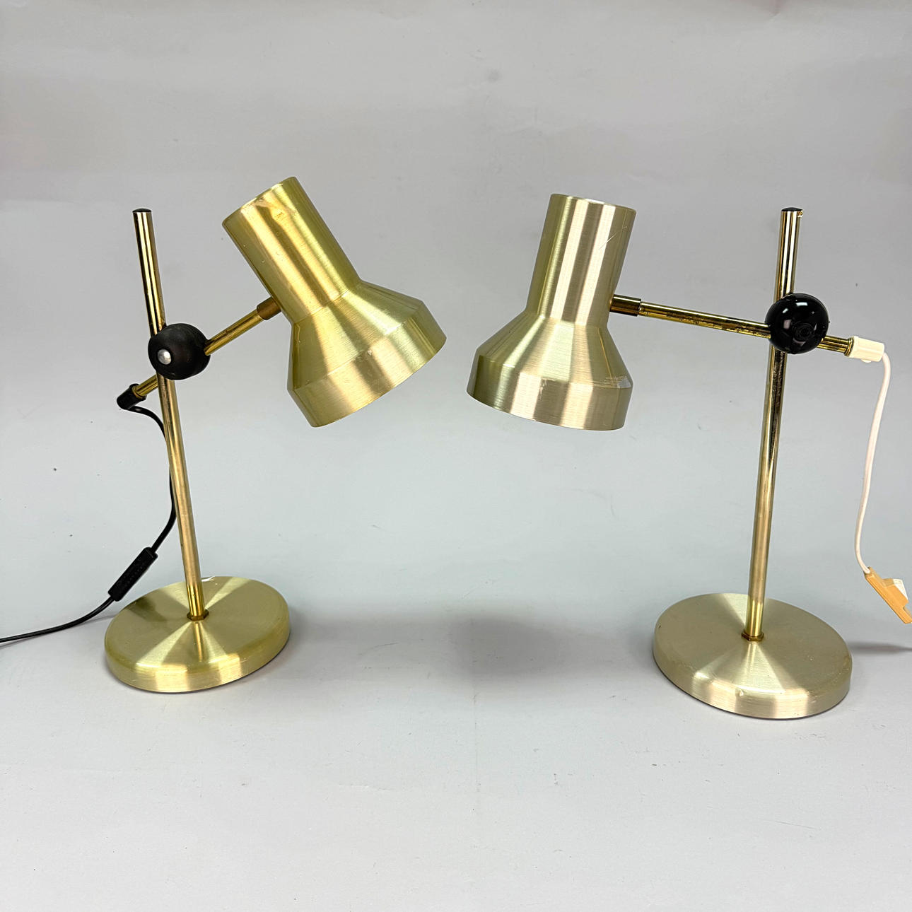 BORDSLAMPOR, 2 st, gulmetall, 1900-tal.