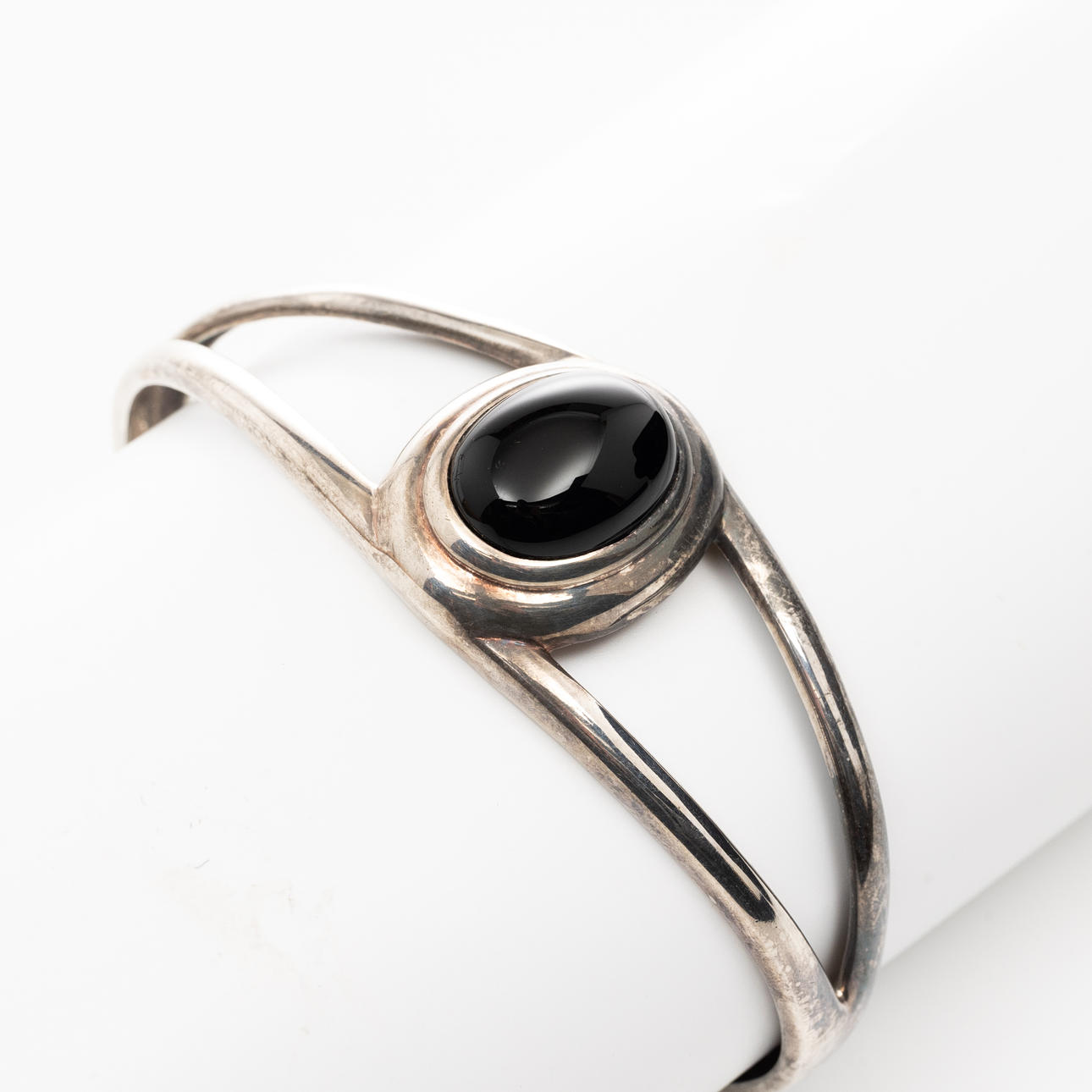 BANGLE, Sterling Silver, Onyx, Victor Janson.