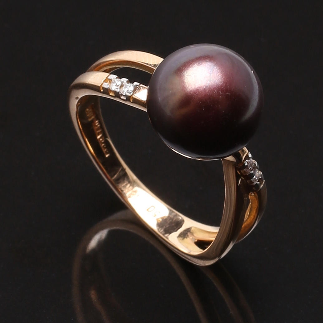 RING i 18 K rödguld med diamanter 0,03 ct och stor odlad brun pärla.