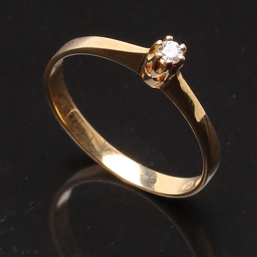 RING i 18 K rödguld med solitär diamant 0,04 ct.
