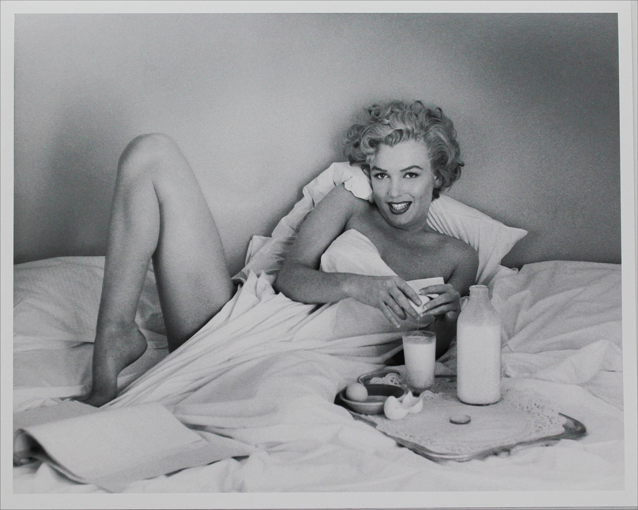 ANDRÉ DE DIENES. Marilyn Monroe med frukost på sängen. Fine art print. Stämpelmärkt á tergo och numrerad 186/200, daterad 16/5-2006.