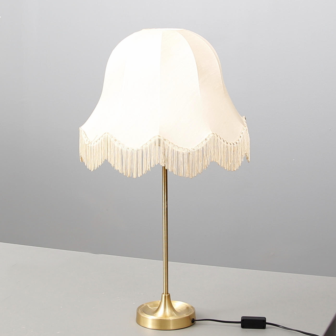 BORDSLAMPA, mässing med benvit skärm.