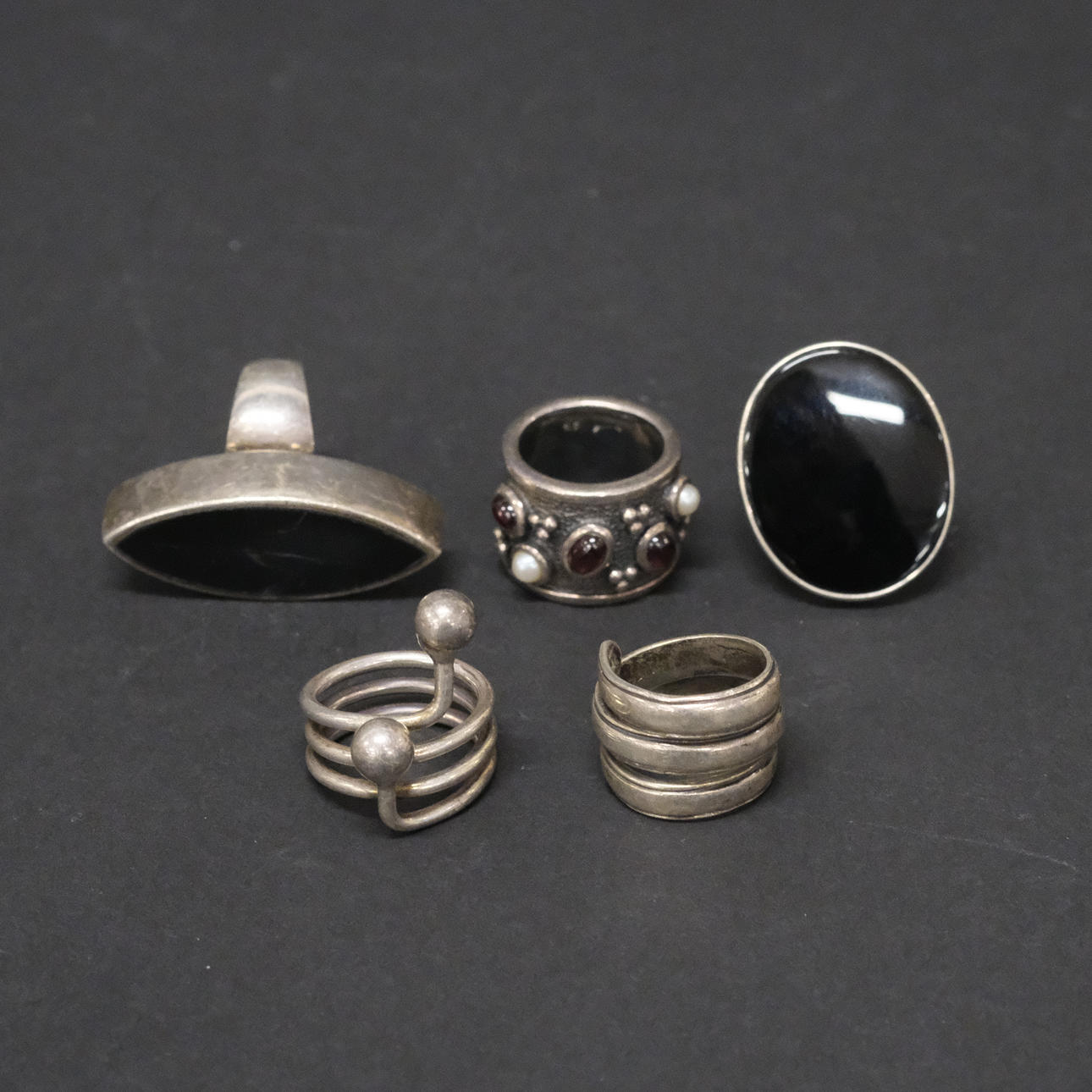 RINGS, SILVER, FIVE PIECES.