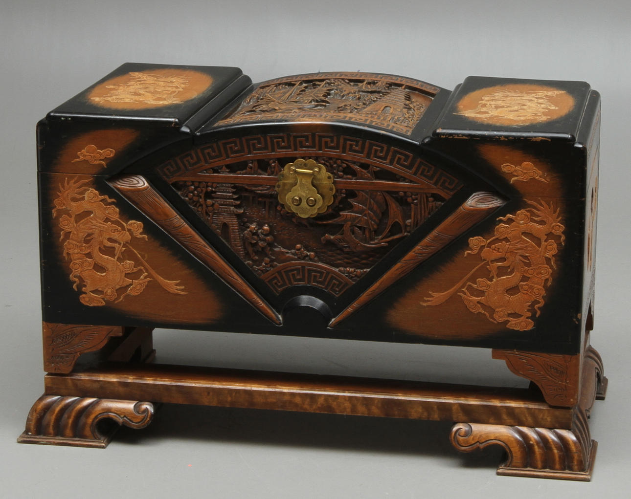 KISTA på benställning, orientalisk, 1900-tal.