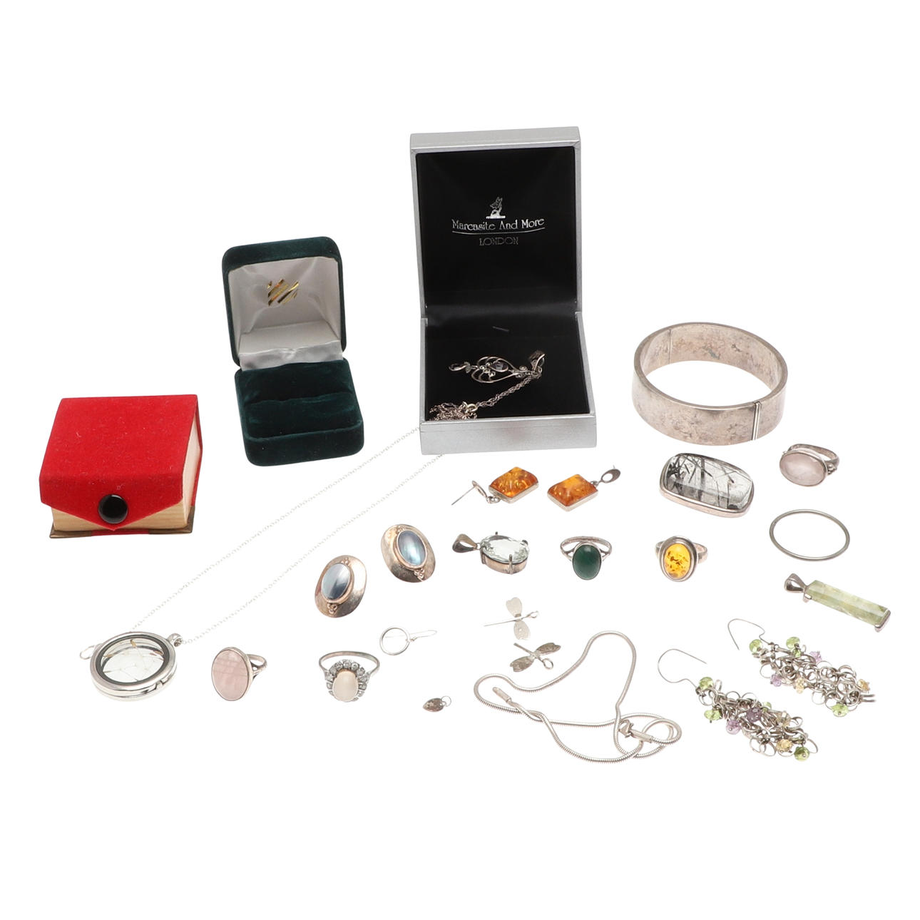 UNA CANTIDAD DE JOYAS DE PLATA VARIADAS.