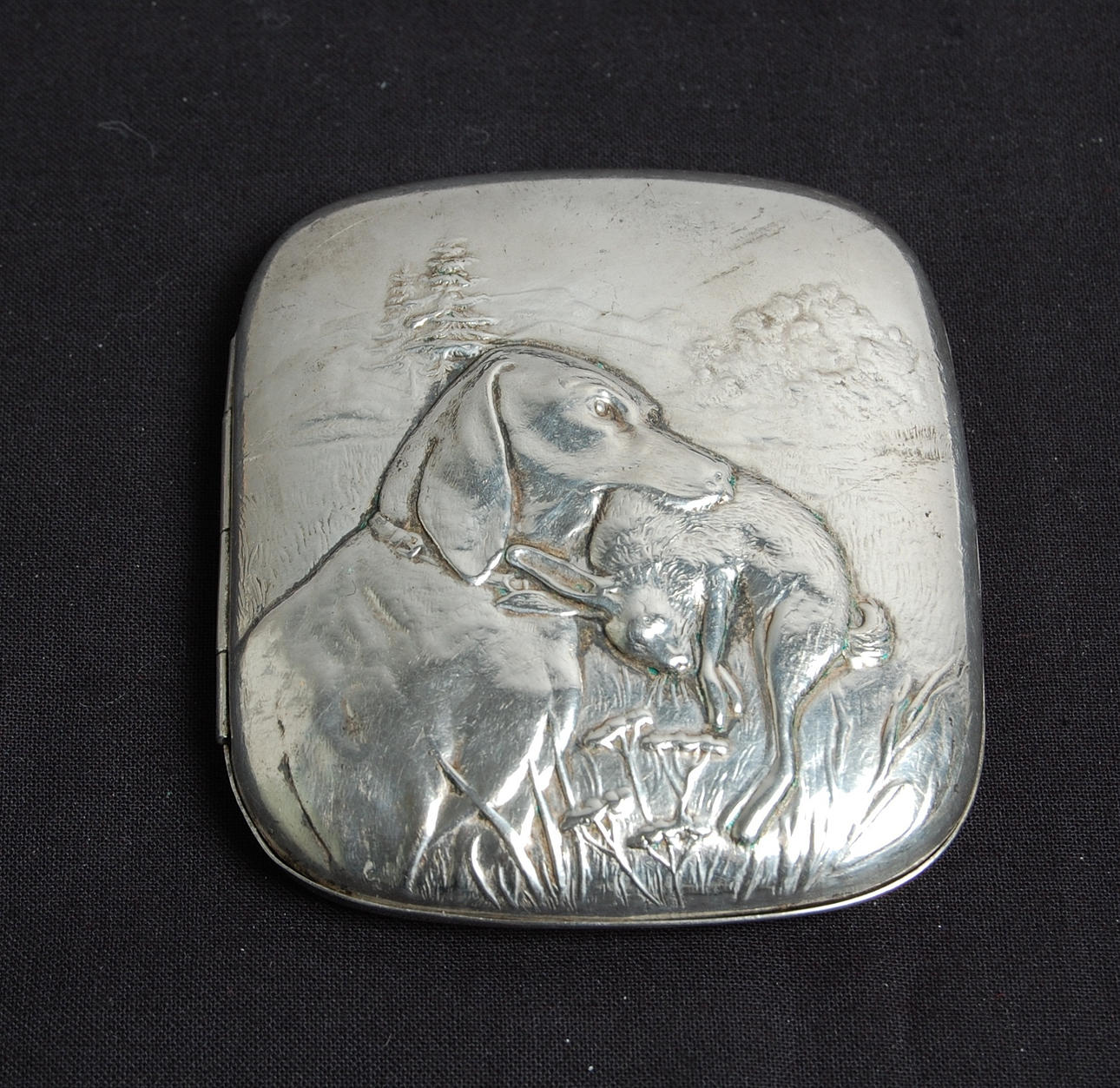 ETUI, silver, med jaktmotiv, 1940-50-tal.