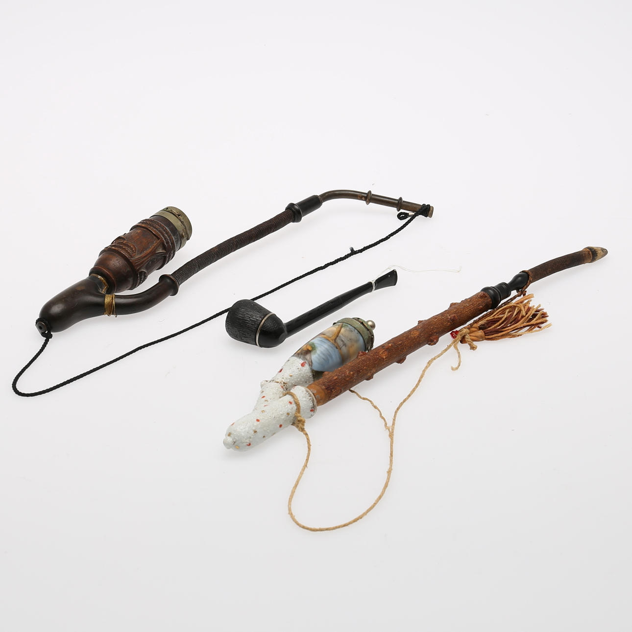 PARTI PIPOR, 3 st, porslin och trä. 1900-tal.