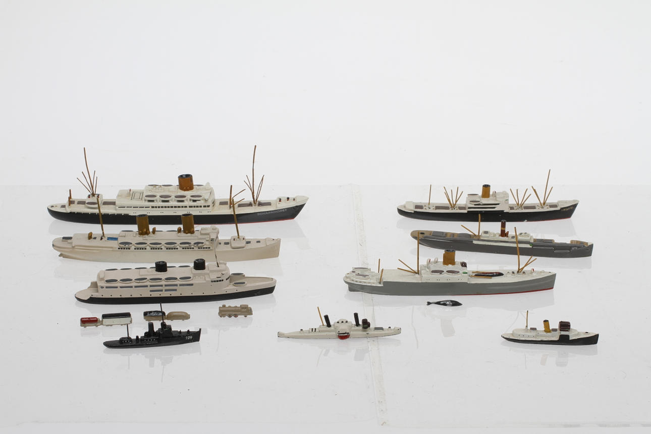 FARTYGSMODELLER WIKING 9 civila fartyg i metall.