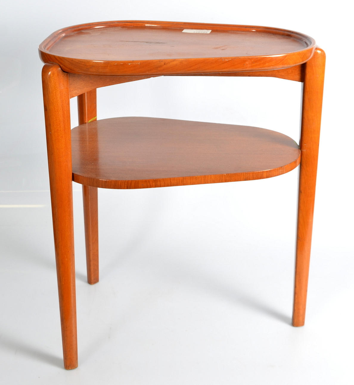 BORD MED UNDERHYLLA, trä.