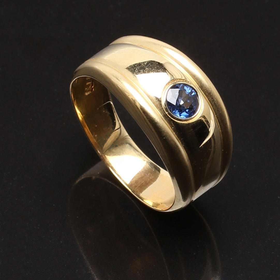 RING i 18 K guld med safir.