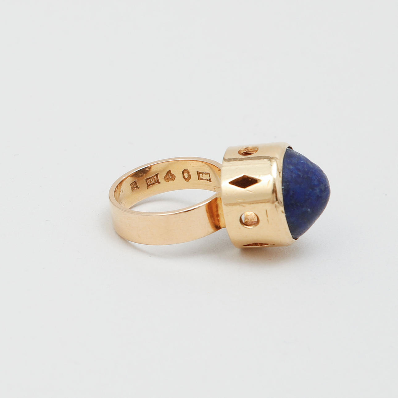 RING, 18k gold, cabochon-cut lapis lazuli, total weight approx 7,2 grams.