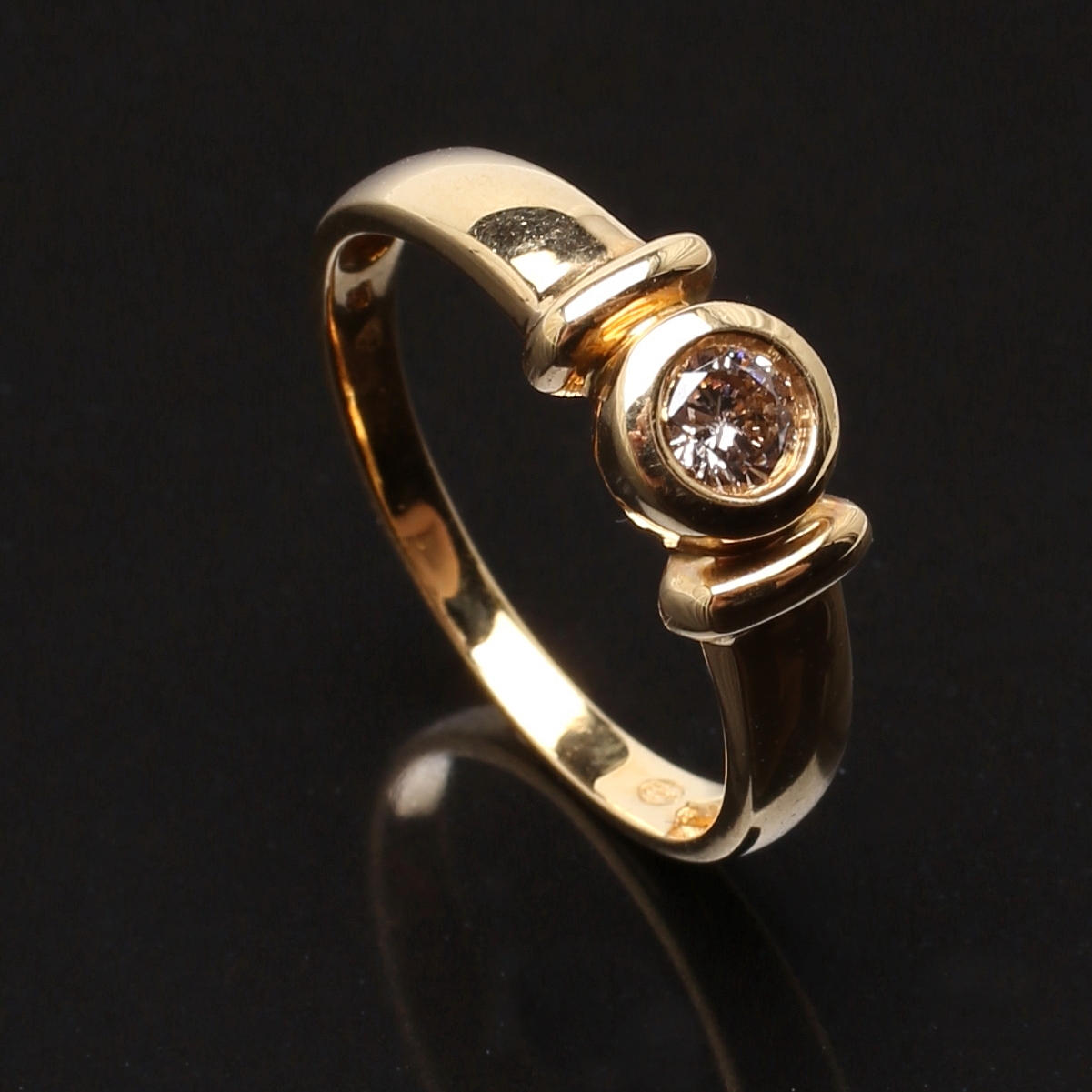 RING i 18 K guld med briljant 0,30 ct.