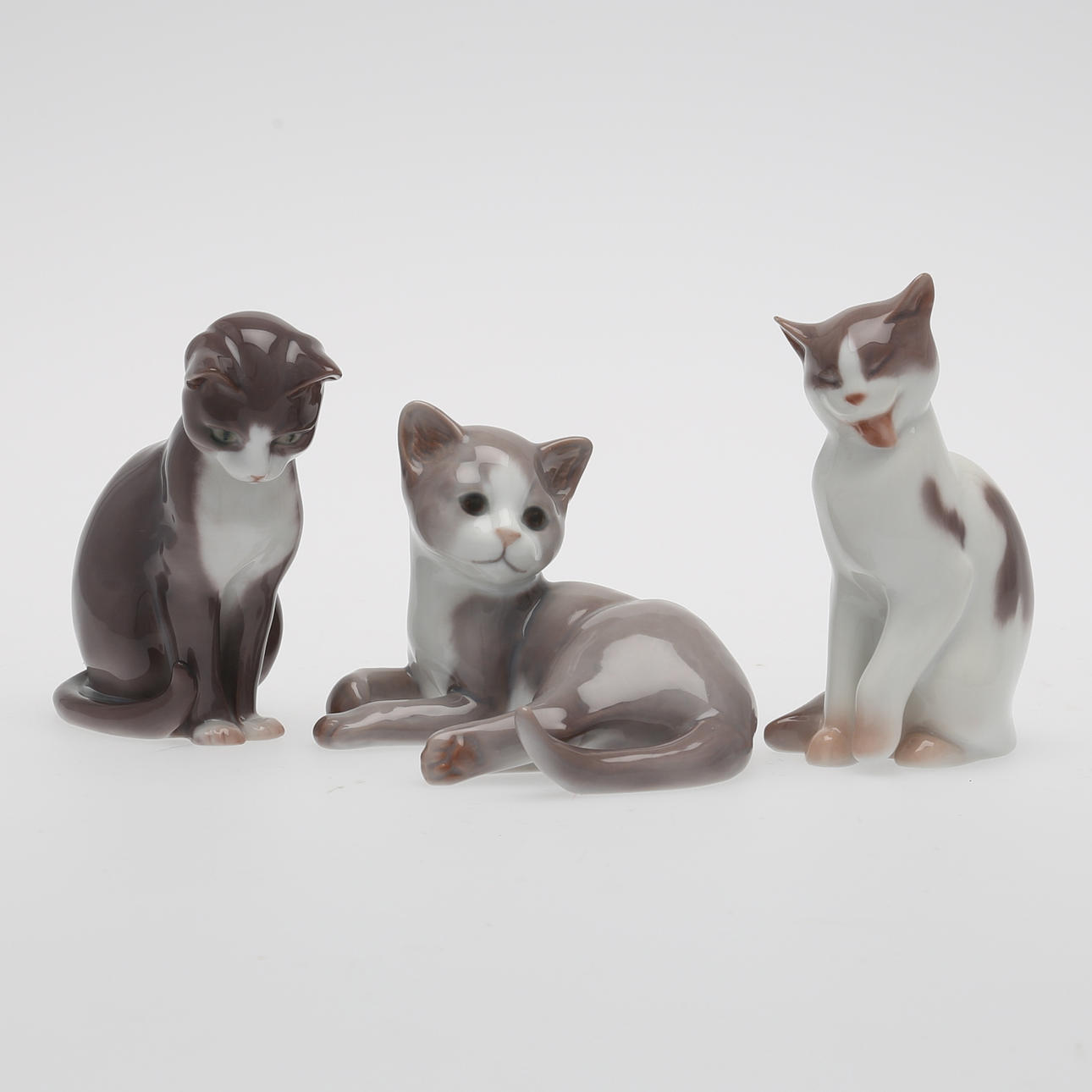FIGURINER i porslin, katter, 3 stycken, Bing & Gröndahl, Danmark.
