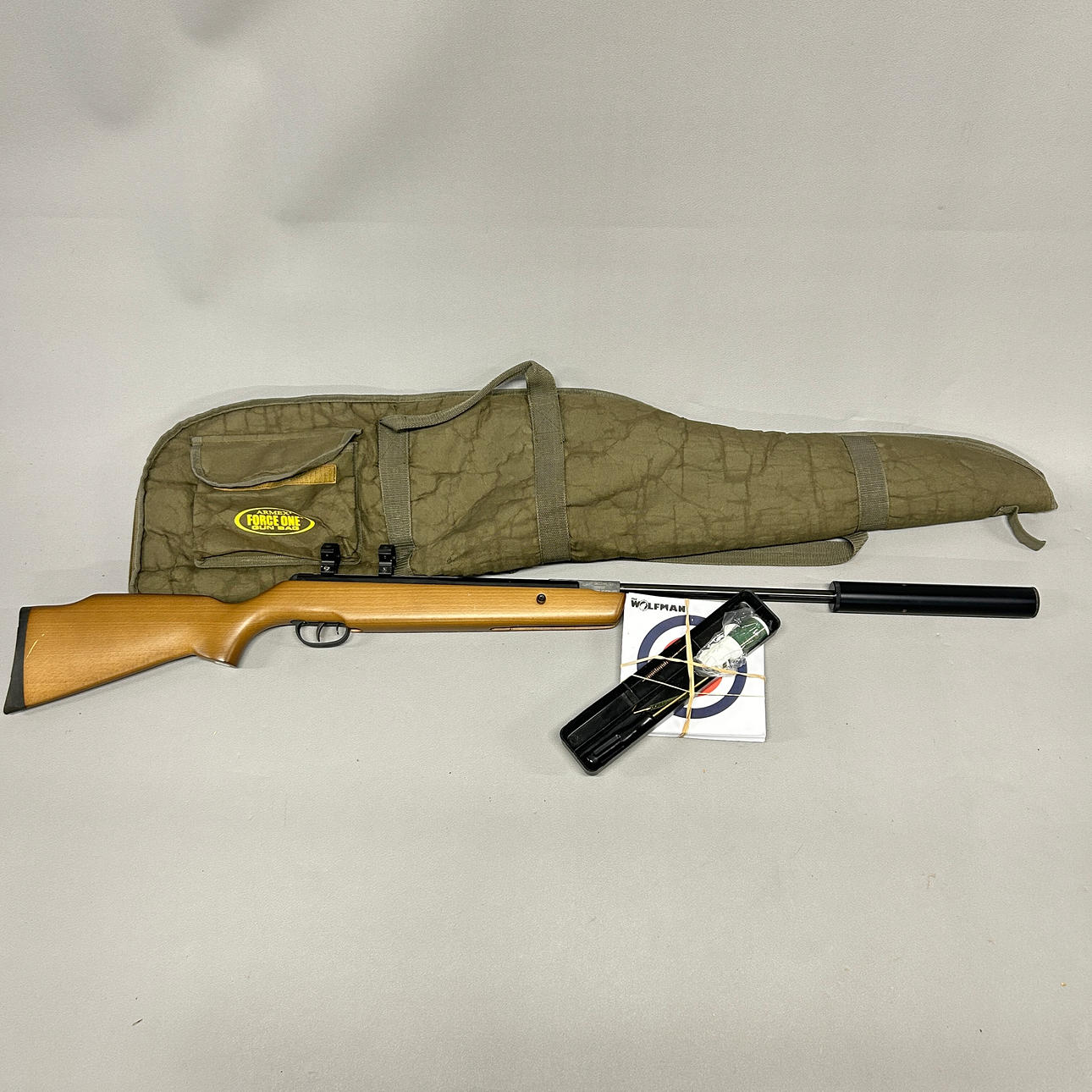 AIR RIFLE WITH SILENCER. Weapons & Militaria - Airguns - Auctionet