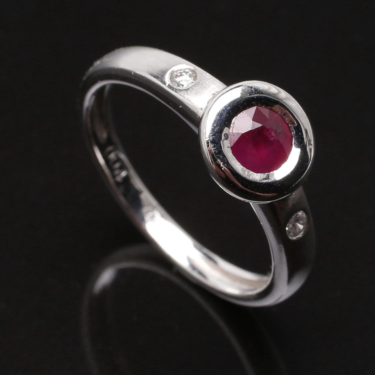 RING i 18 K vitguld med rubin och diamanter 0,04 ct.