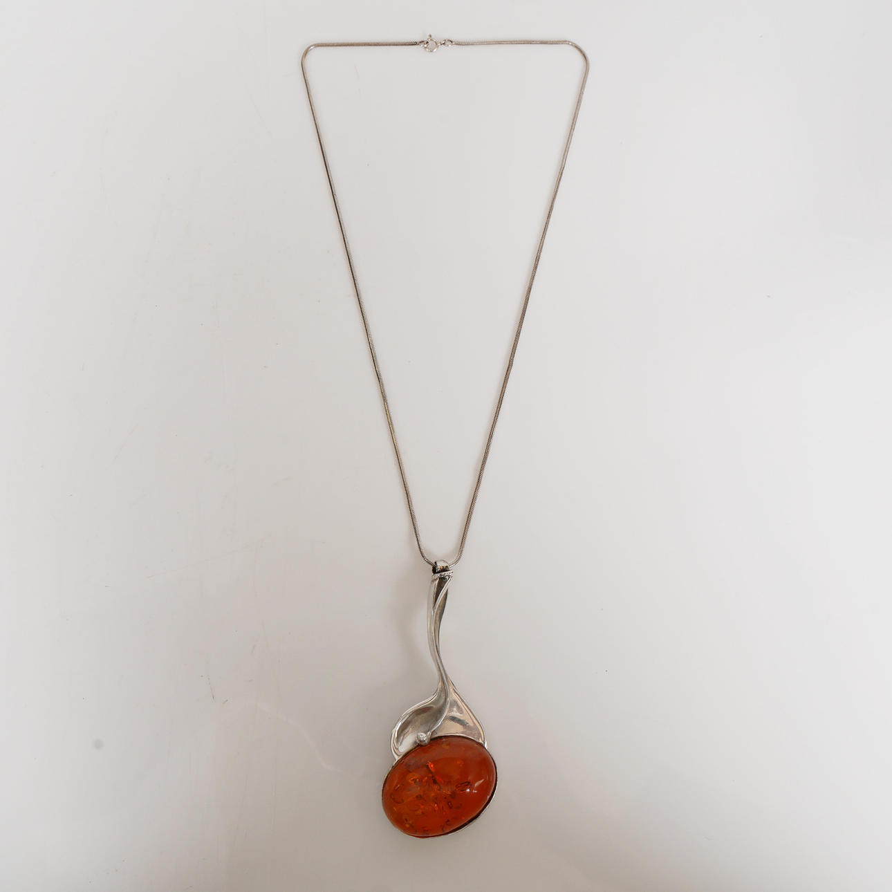 A SILVER & AMBER NECKLACE.