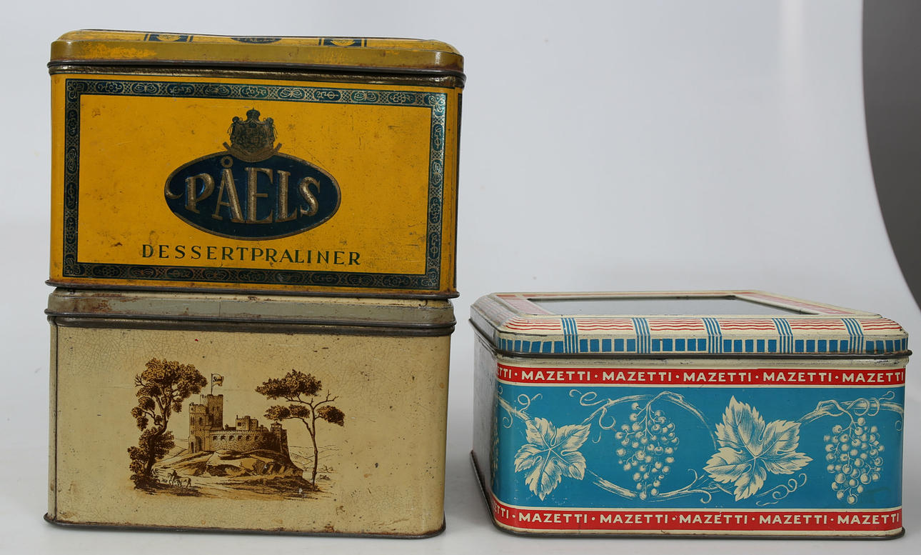 BURKAR MED GLASLOCK, plåt, 3 stycken, 1900-talets första hälft.