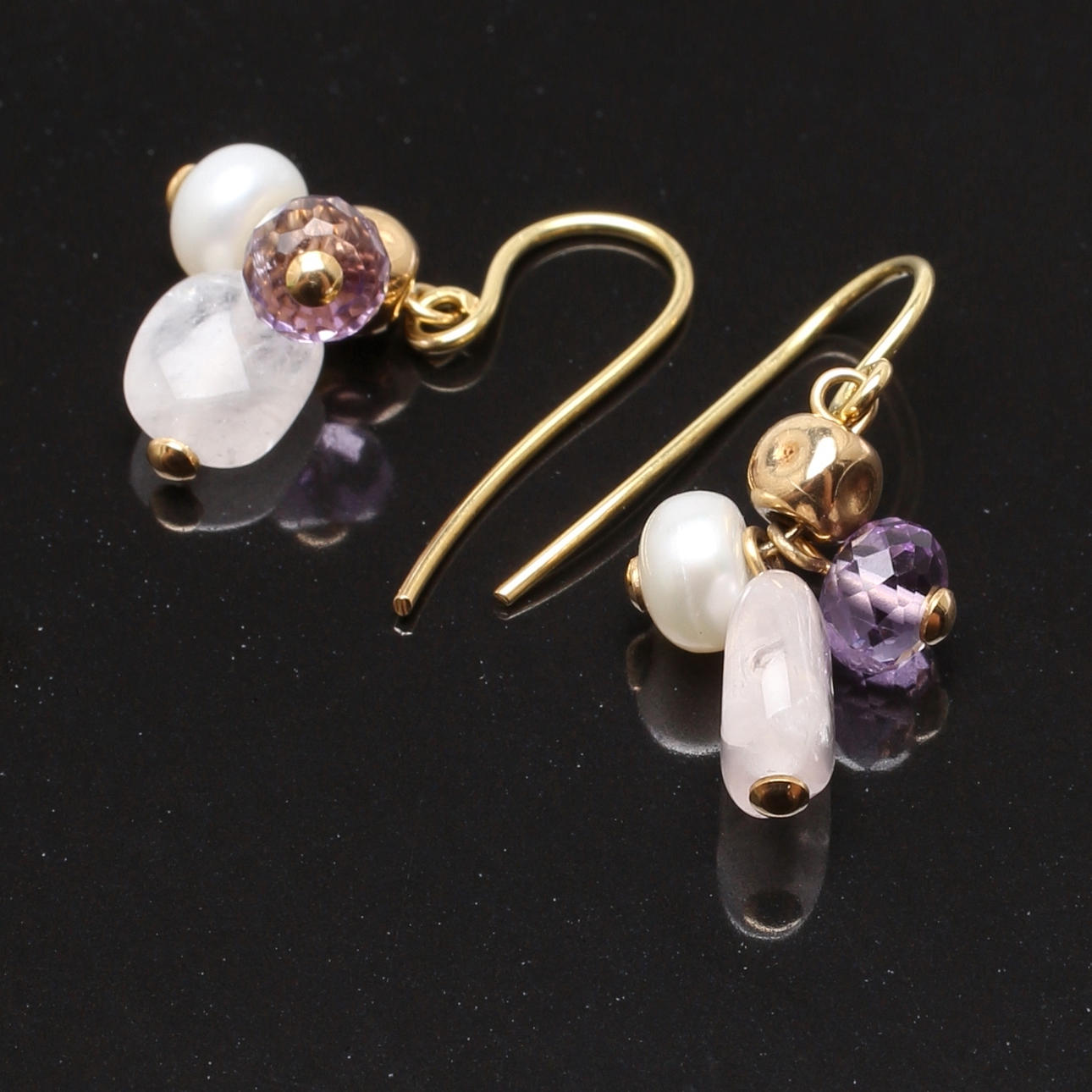 ÖRHÄNGEN i 18 K guld med pärla, ametist och rosenkvarts.
