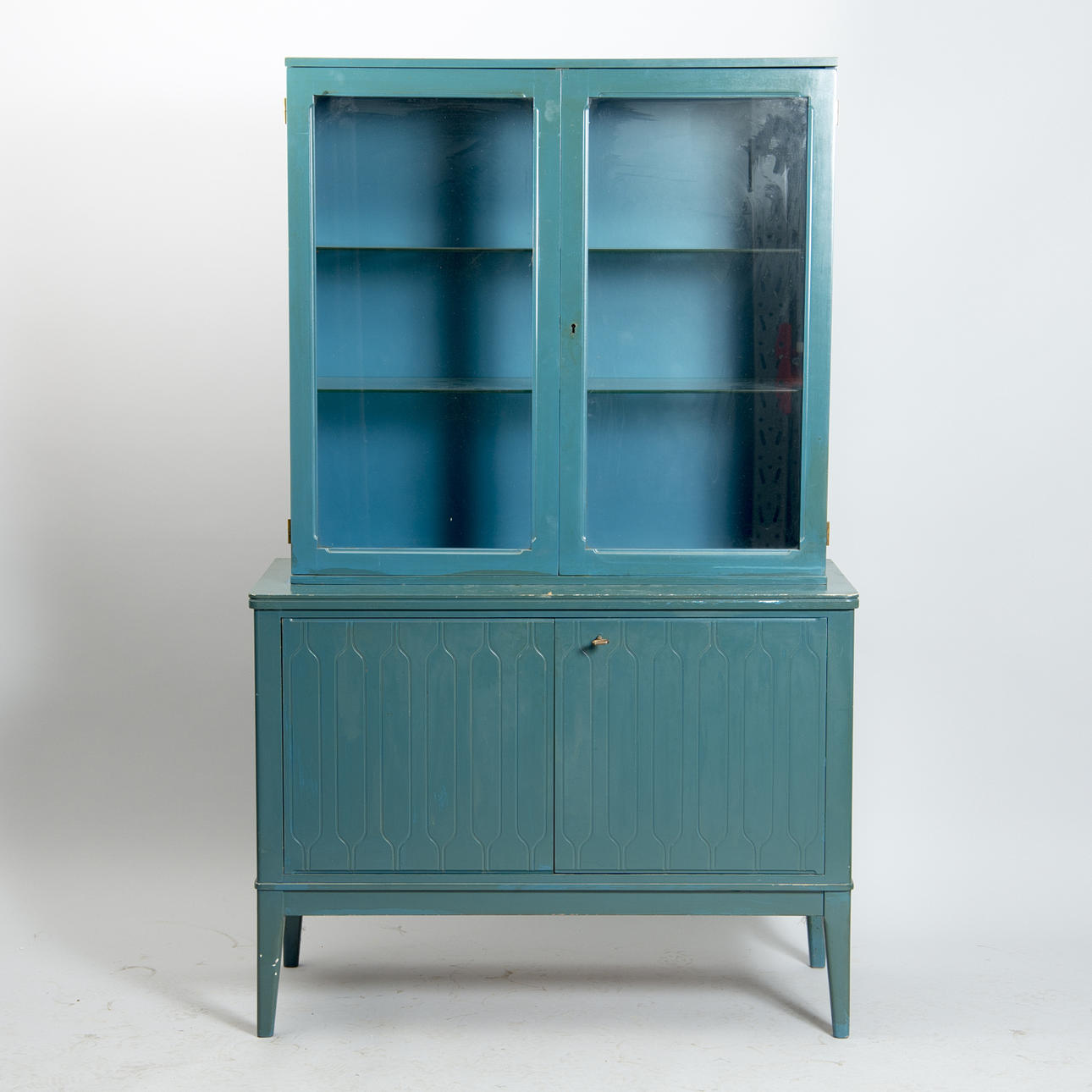 SKÅP MED VITRINÖVERDEL, blåmålat, Finland.
