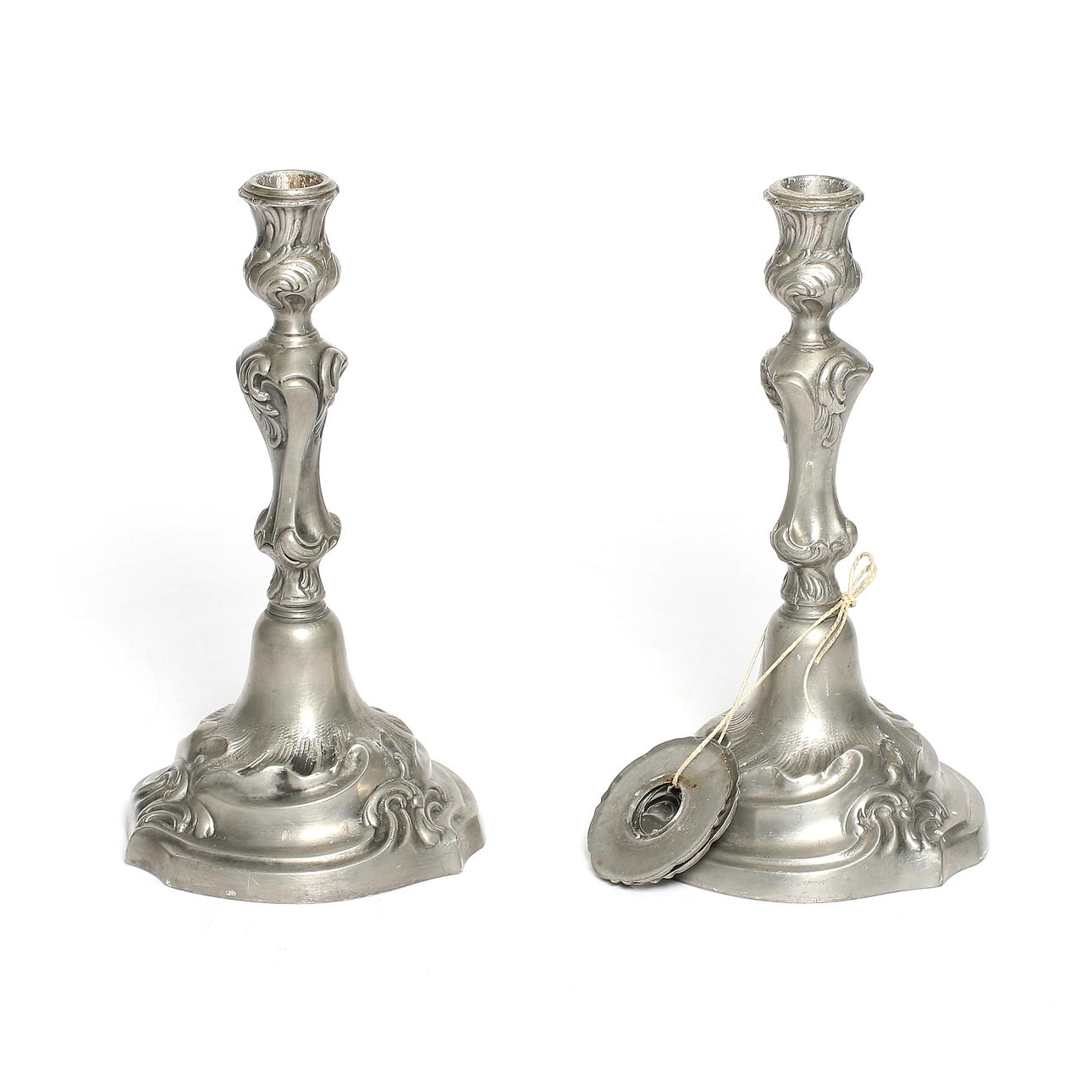 LJUSSTAKAR, ett par, zink, rokokostil, stämplade J.L.H., 1900-tal.