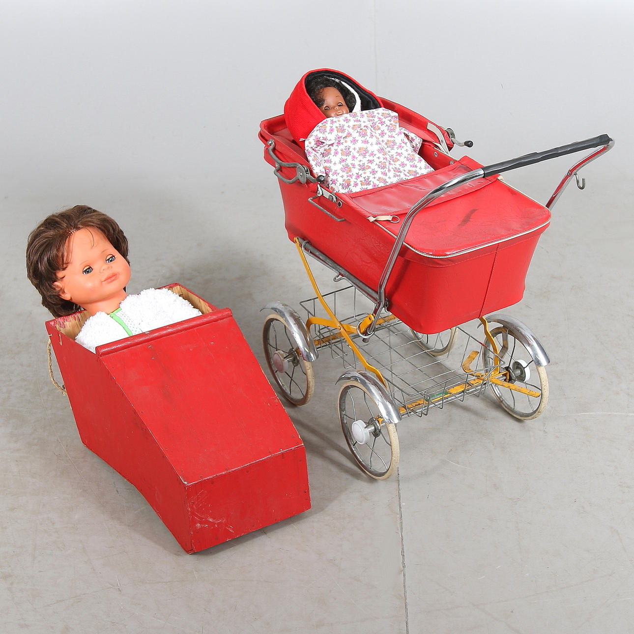 DOCKVAGN och SPARKLÅDA, samt DOCKOR, 2 st. 1970-tal.