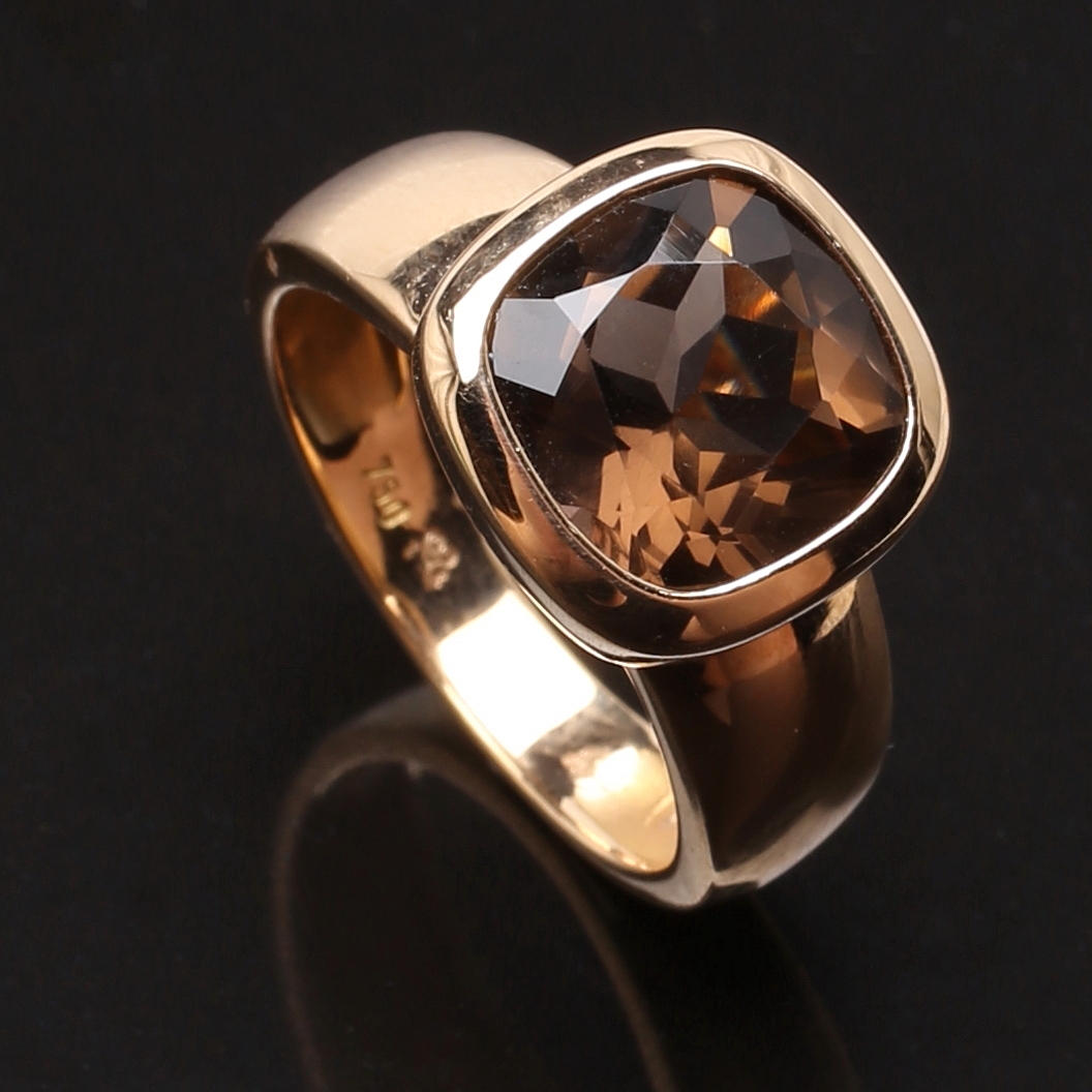 RING i 18 K guld med rökkvarts.