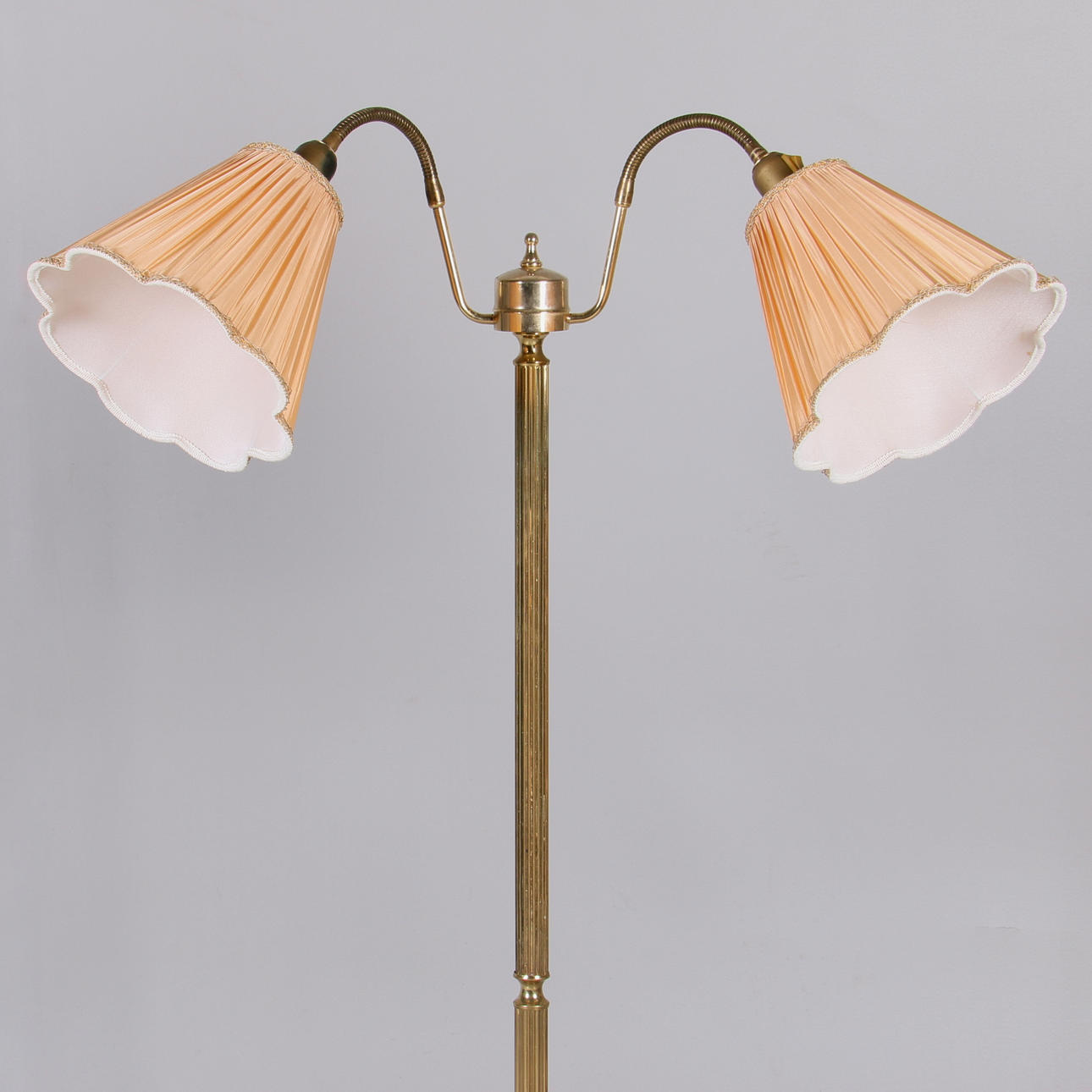 GOLVLAMPA, med två ljusarmar, mässing, RAF, 1900-talets andra hälft.