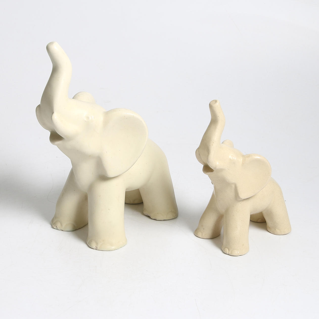 FIGURINER, 2 st, keramik, Elefanter, Kerttu Suvanto-Vaajakallio, Kupittaan Savi, Finland, 1900-talets förstahälft.
