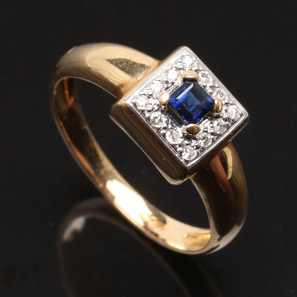 RING I 18 K guld med safir och diamanter 0,06 ct.