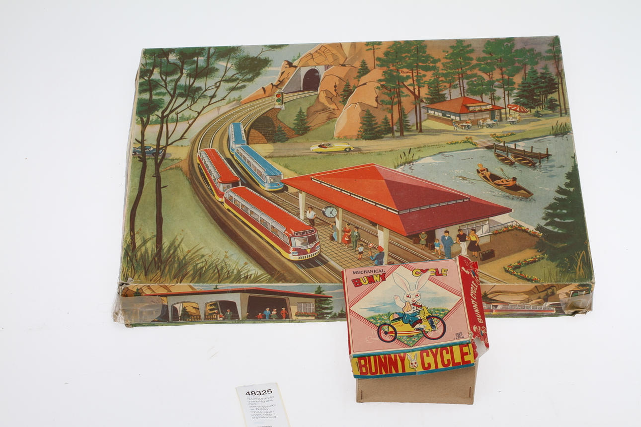 TECHNOFIX 284 movement train track with start / stop function. BUNNY CYCLE Japan movement, both in original box.