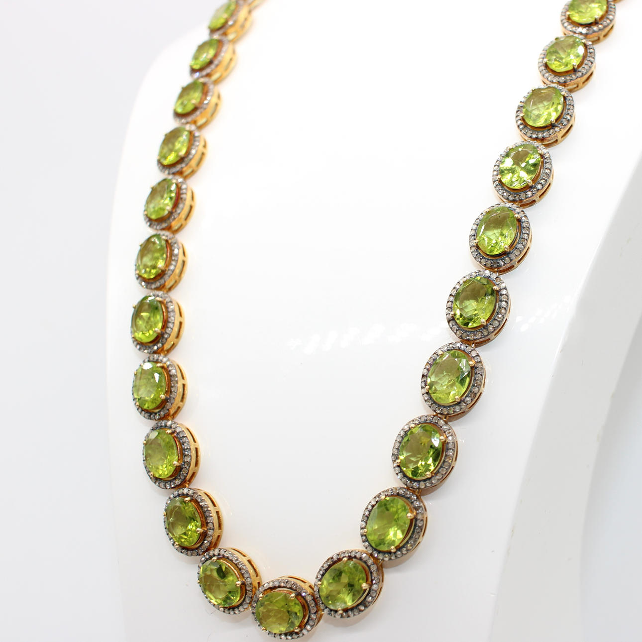 PERIDOT (57CT) & DIAMOND (5CT) NECKLACE.