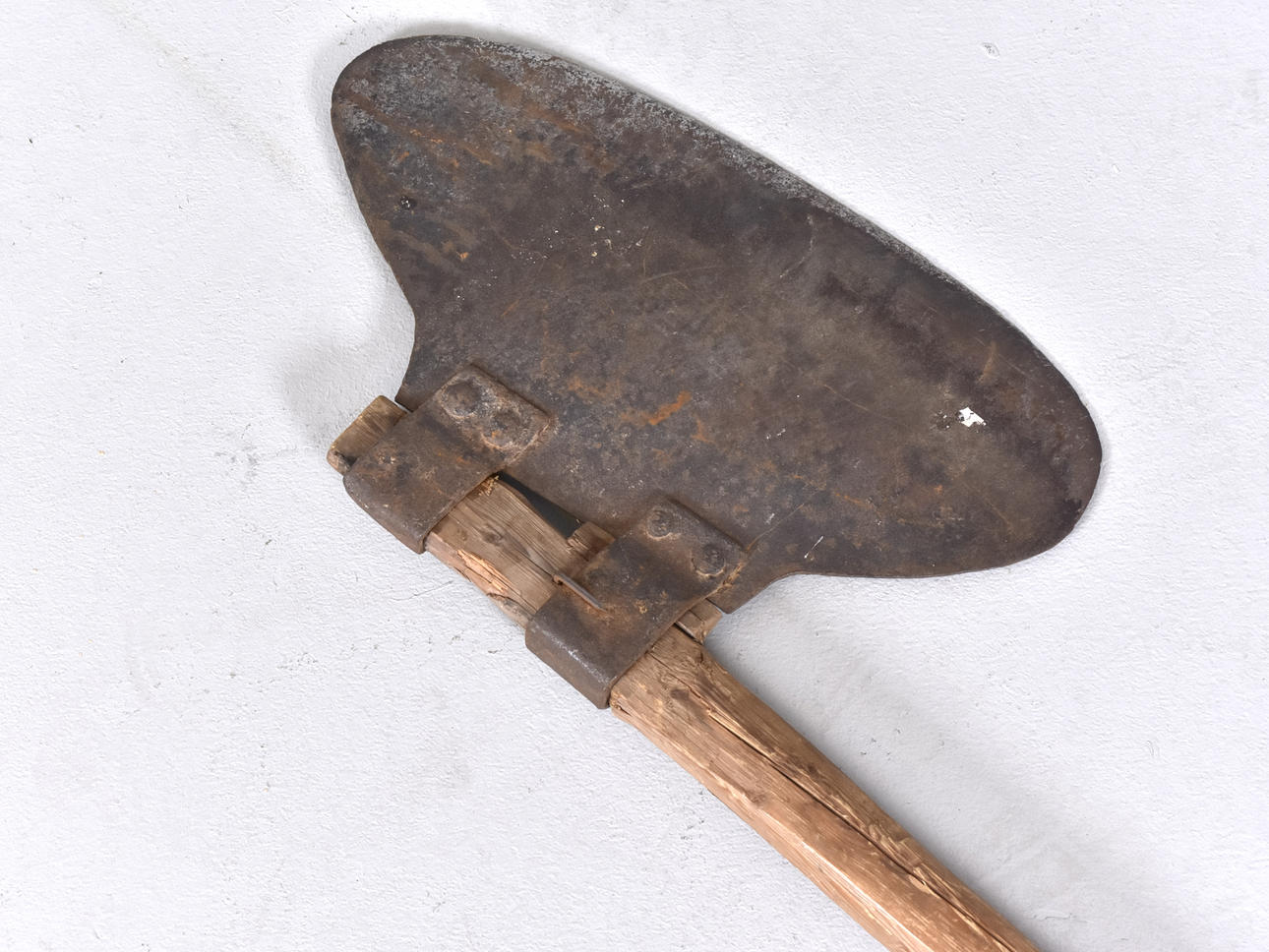 BILA, smide med träskaft, 1600-tal.