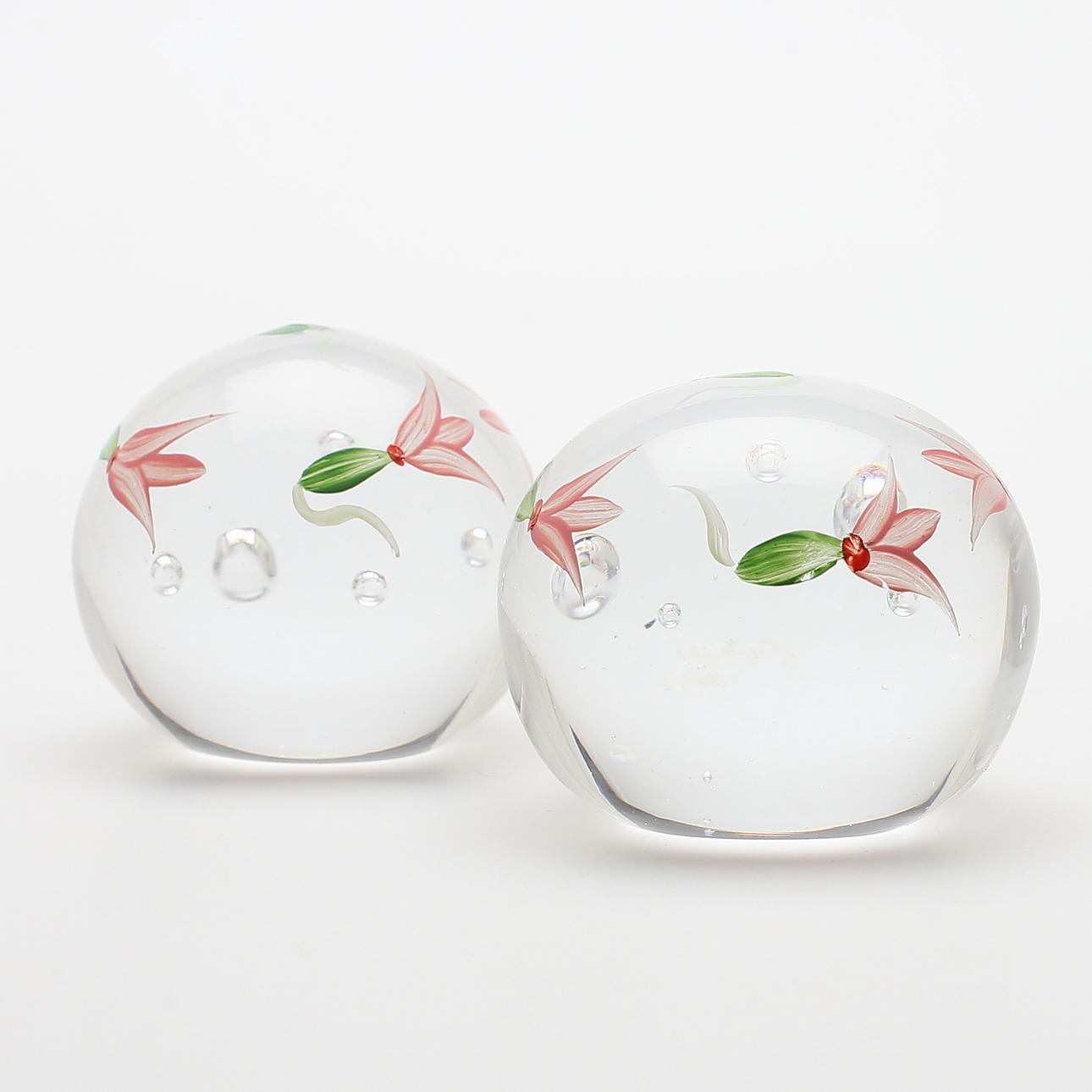 BREVPRESSARE, ett par, glas, Ulrica Hydman-Vallien, Kosta Boda, 1900-talets andra hälft.