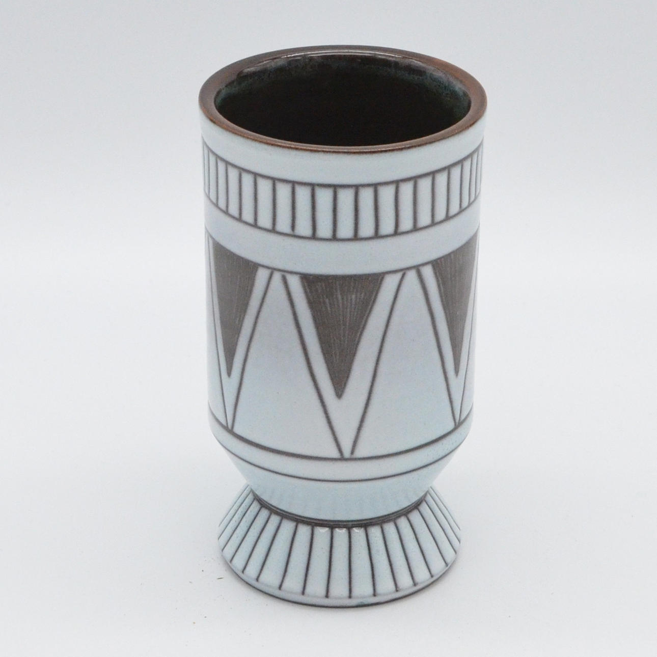 FOOTMUG WITH GEOMETRIC PATTERNS, GLAZED EARTHENWARE, HANDMADE, SWISS, MORCOTE, LATE 20TH CENTURY.