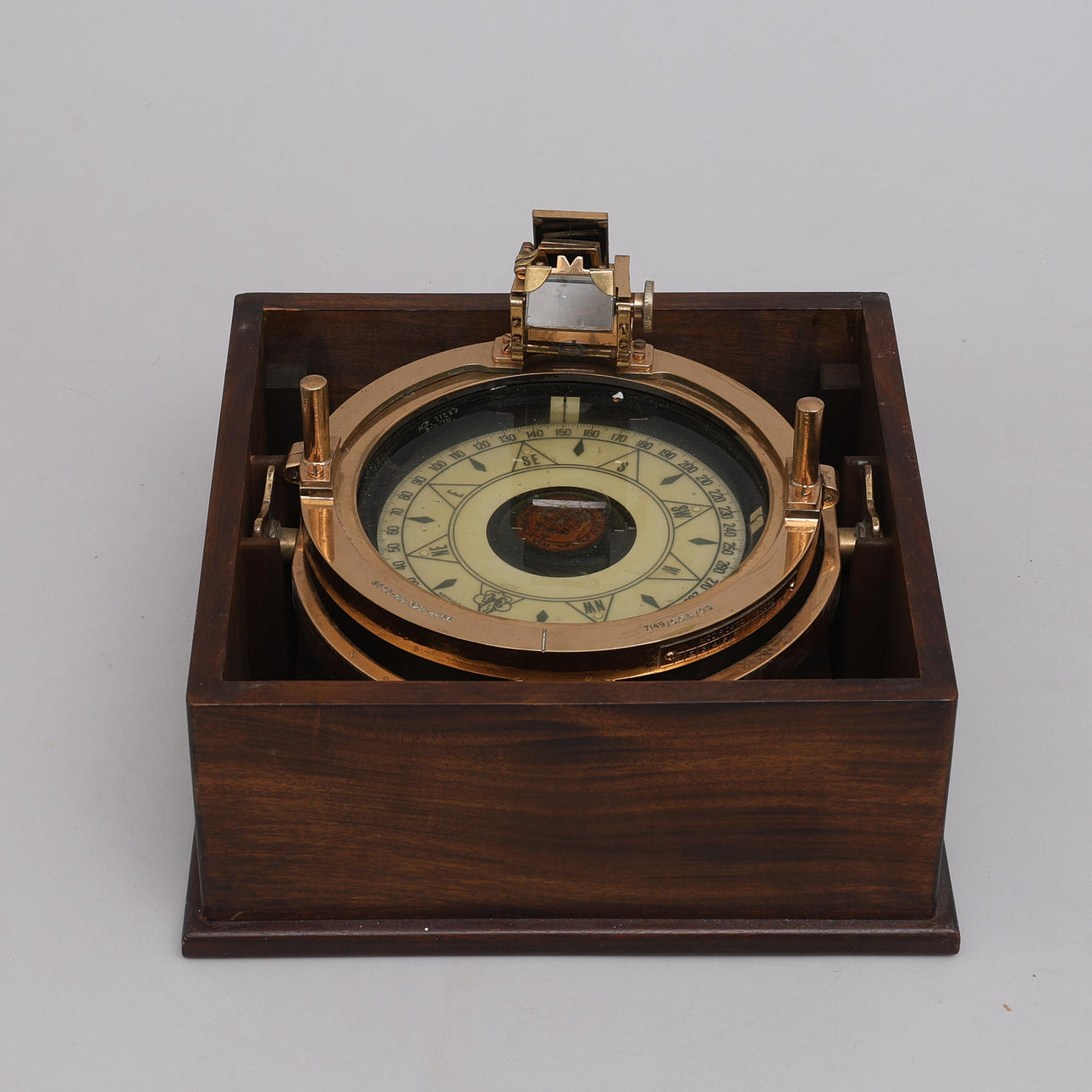 KOMPASS MED AZIMUTCIRKEL/COMPASS WITH AN AZIMUTH CIRCLE, Ivar C ...