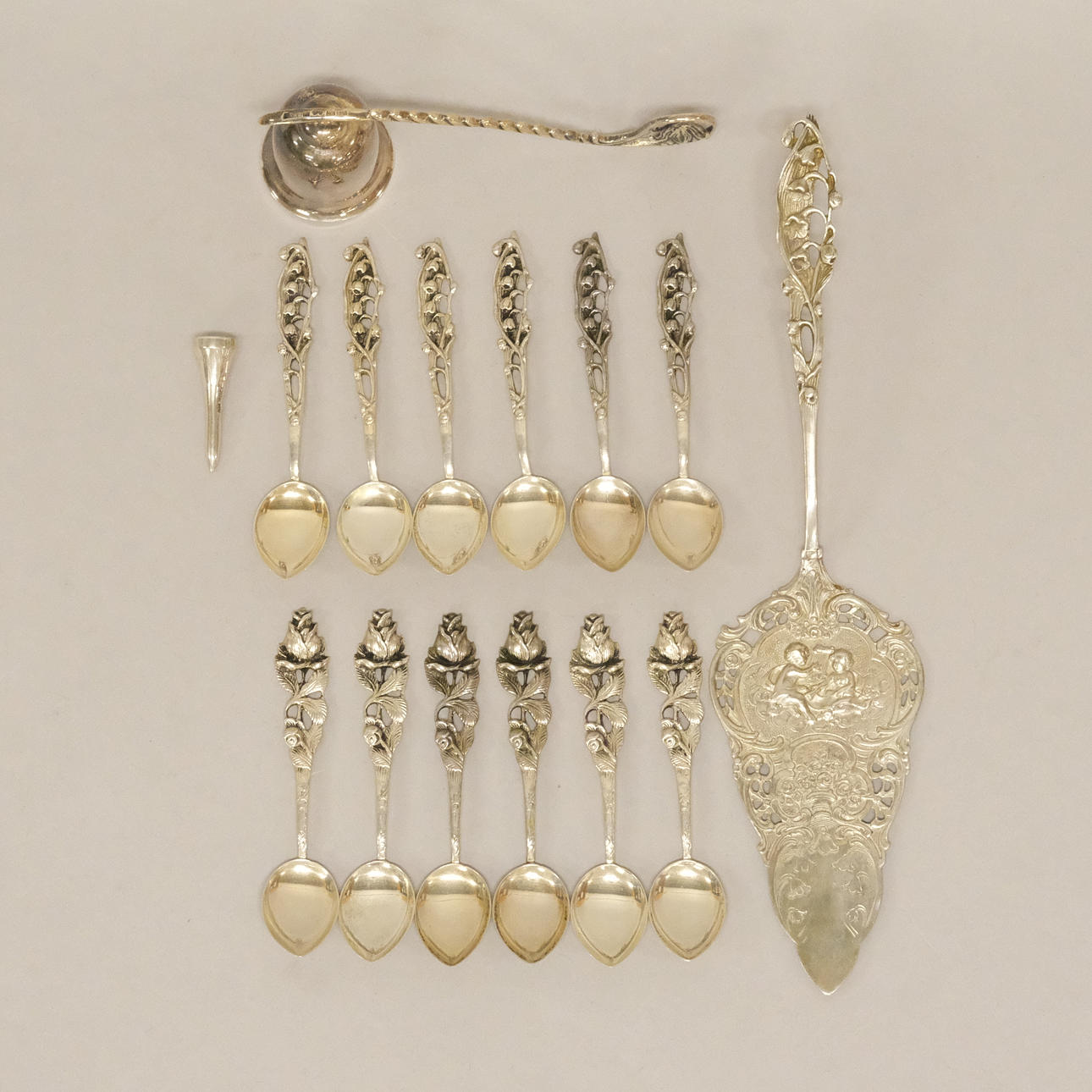 LOT OF ITEMS SILVER.
