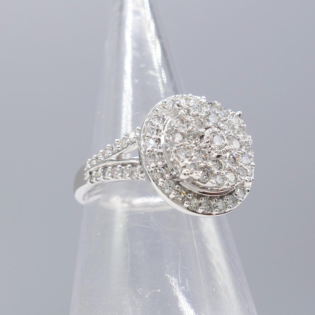 1.00CT DIAMOND cluster ring.